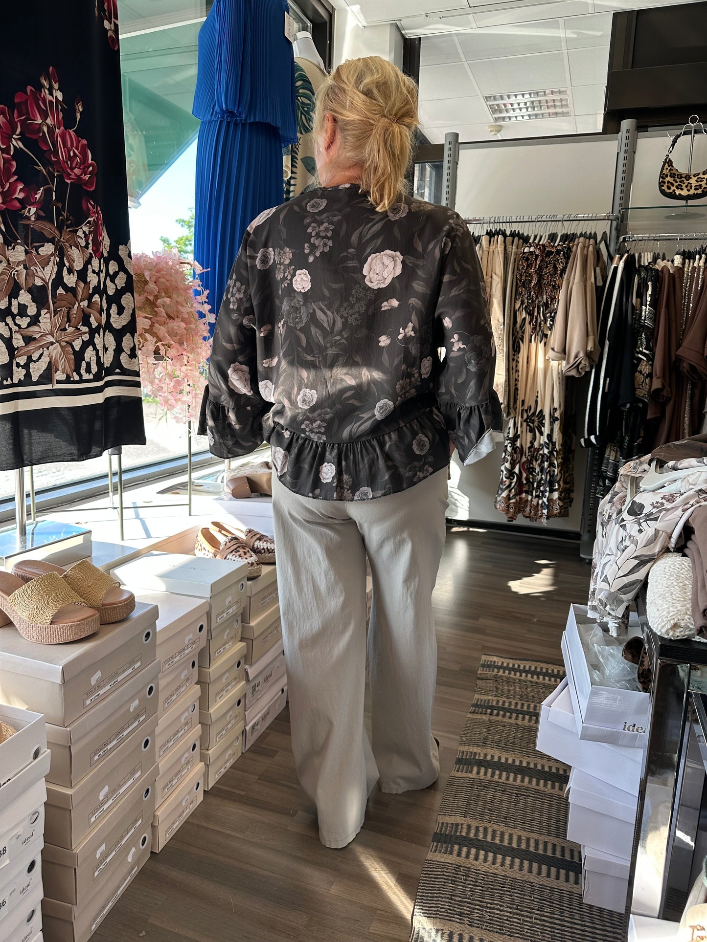 Leveälahkeiset stretch housut beessi