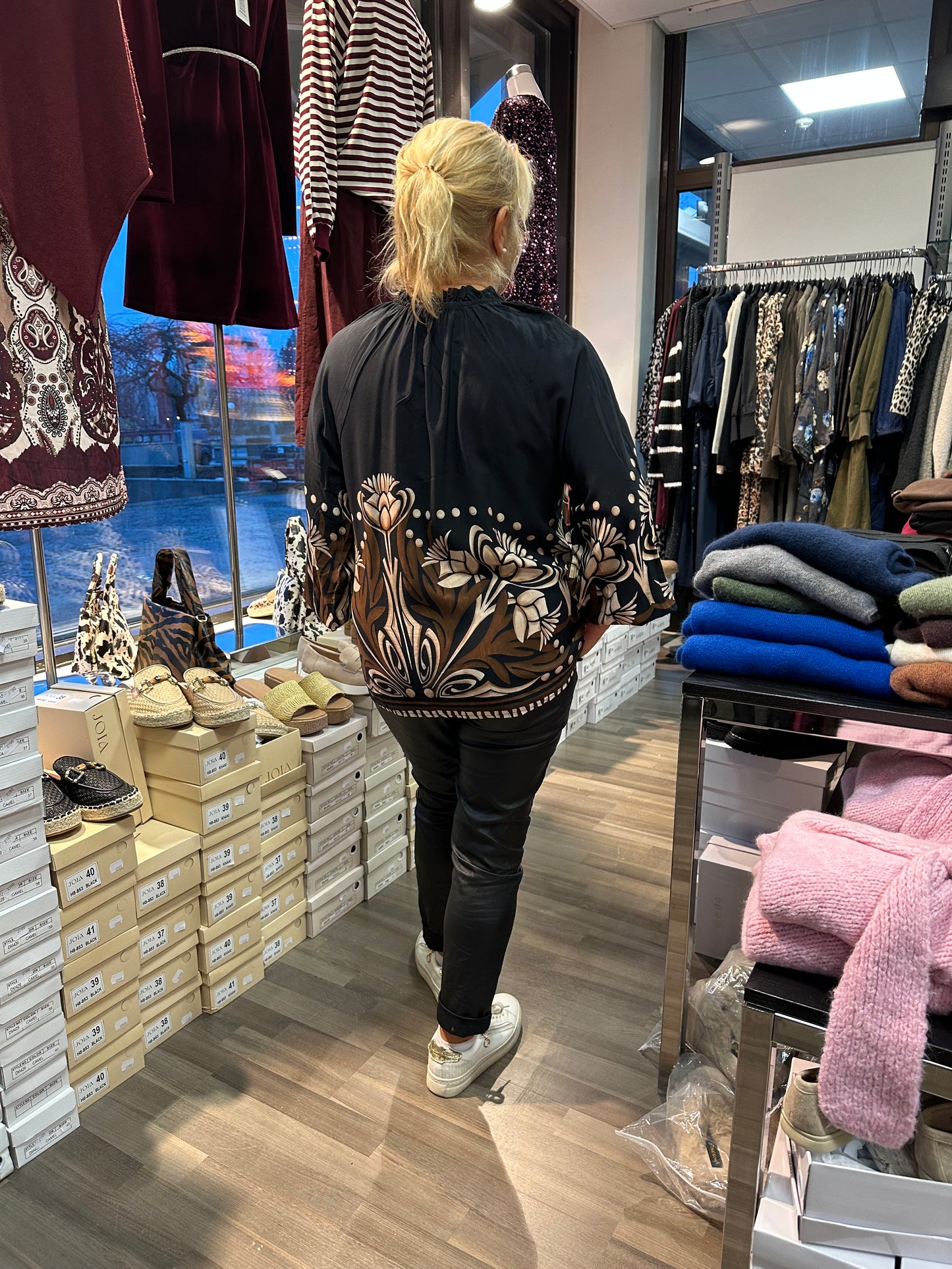 Viskoosipusero Octavia musta