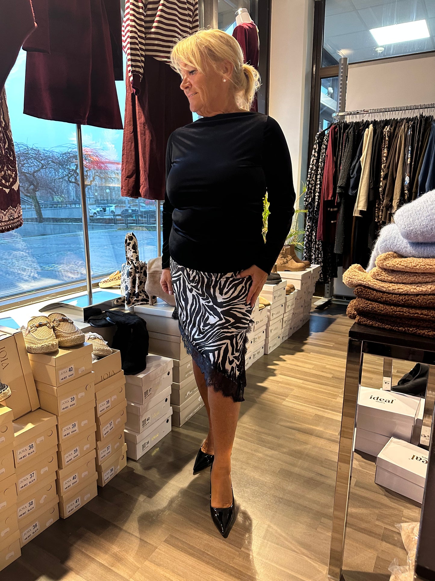 Lyhyt satiinihame pitsihelmalla seepra