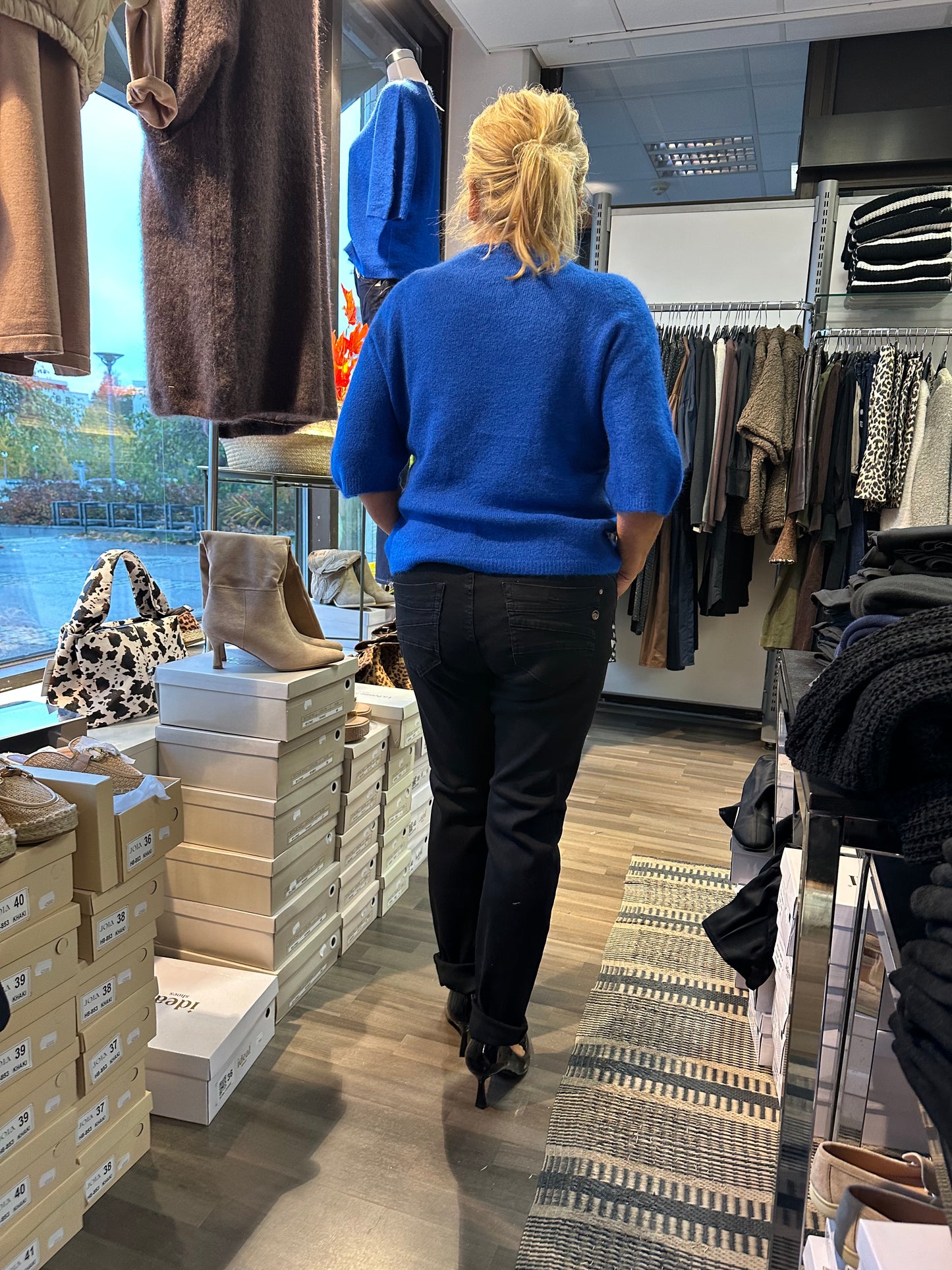 Kapealahkeiset farkut musta pesu