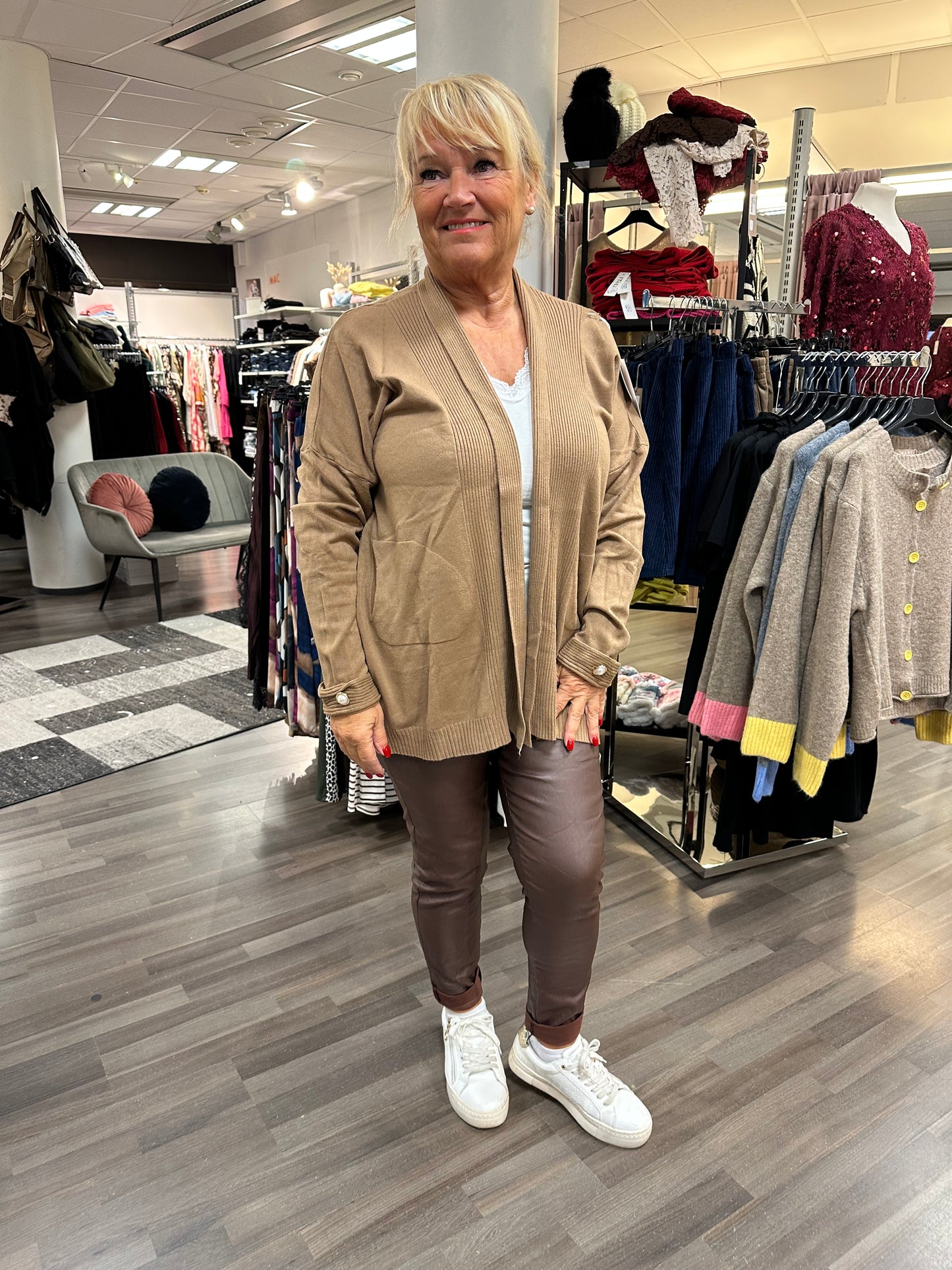 Neuletakki helmikoristeella kameli