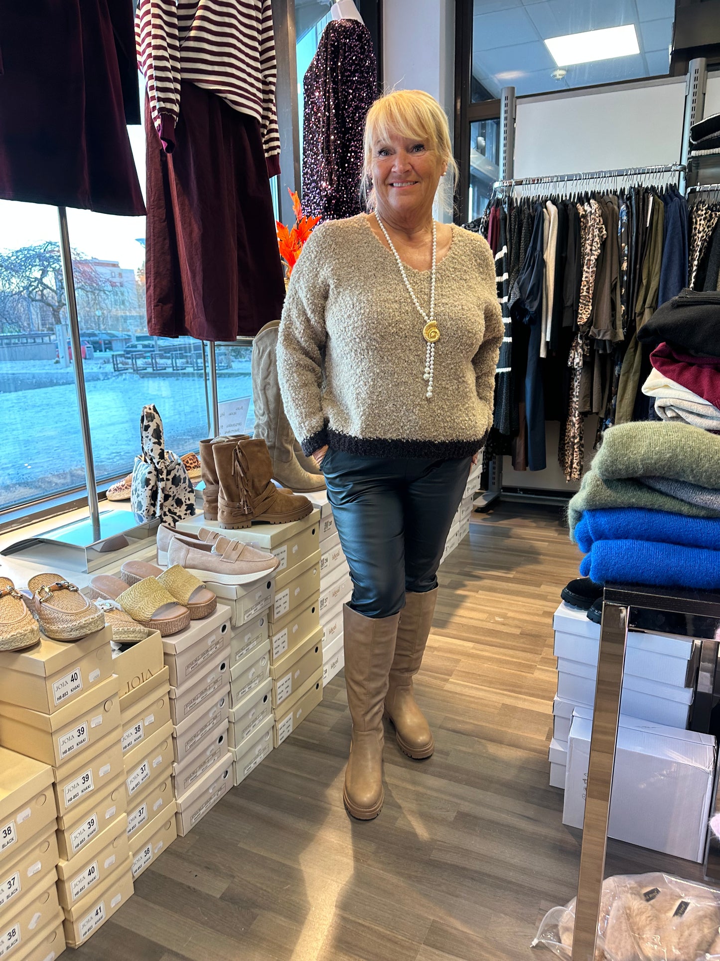 Kaksivärinen bouclee neule beessi