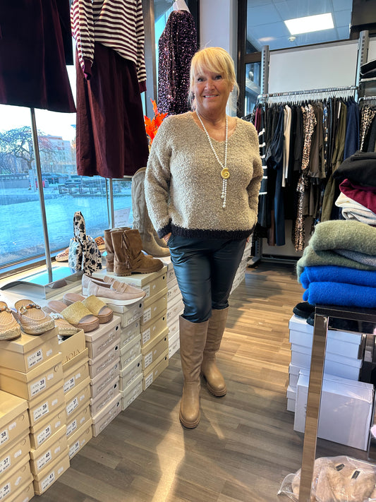 Kaksivärinen bouclee neule beessi