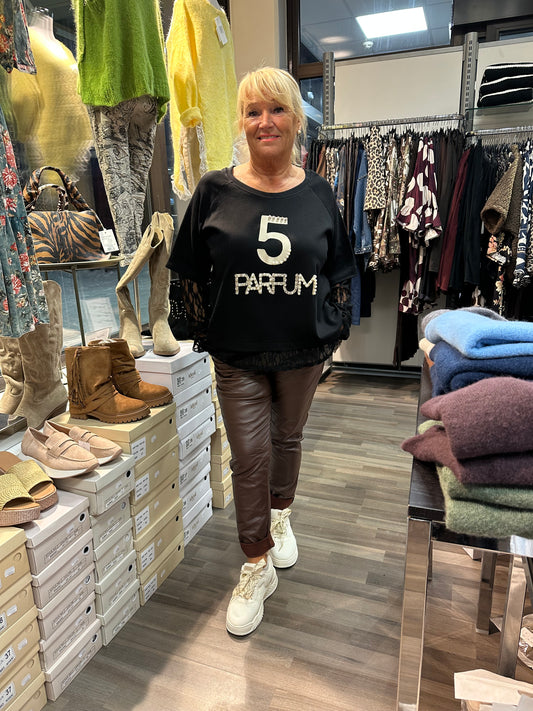 T-paita pitsihihoilla ja helmalla musta