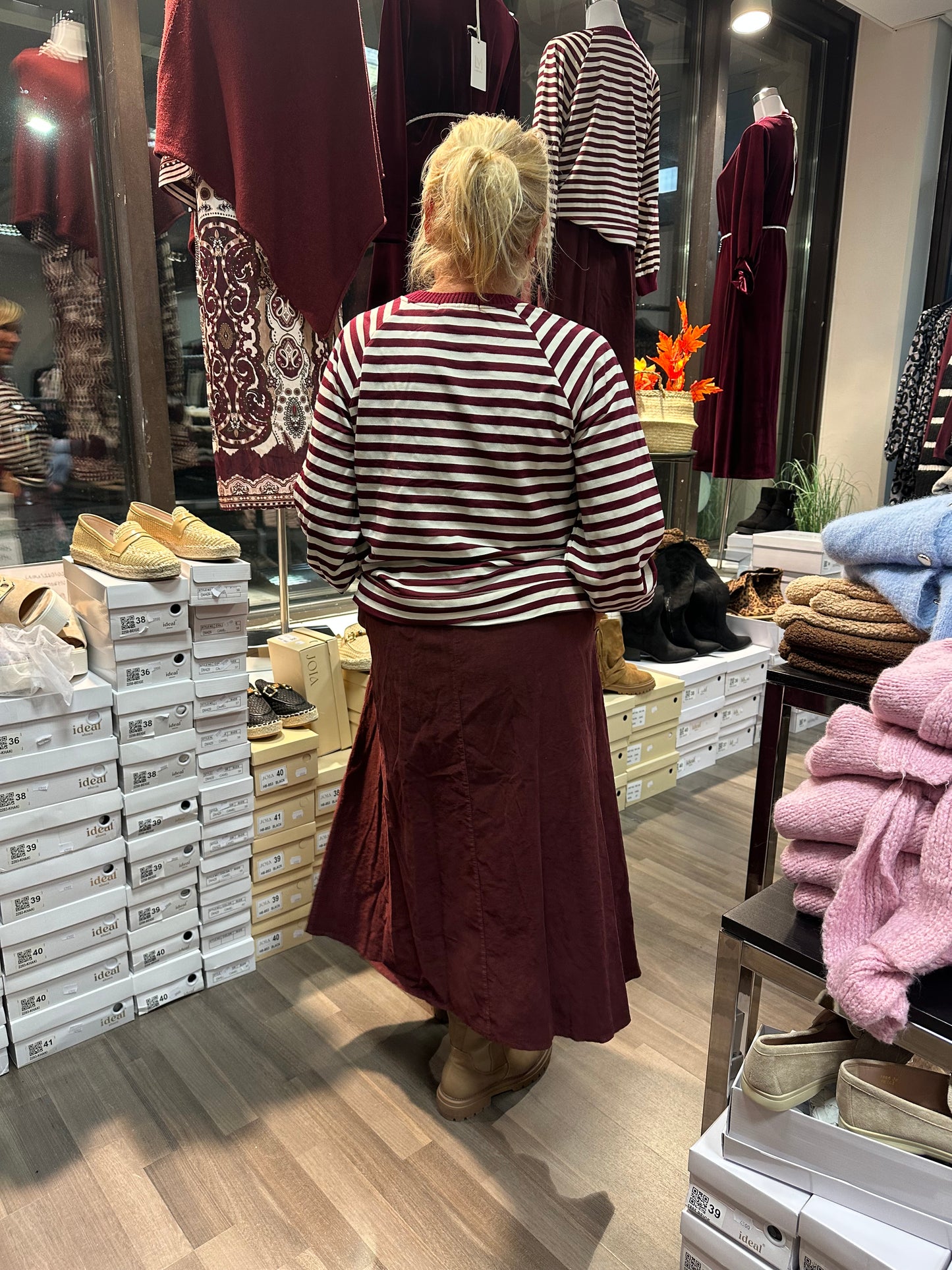 Raidallinen collegepusero viininpunainen