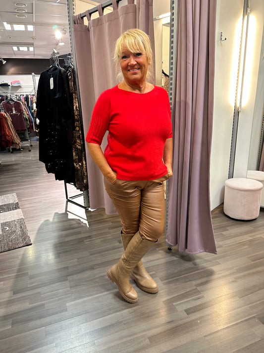 Lyhythihainen neule venepääntiellä punainen