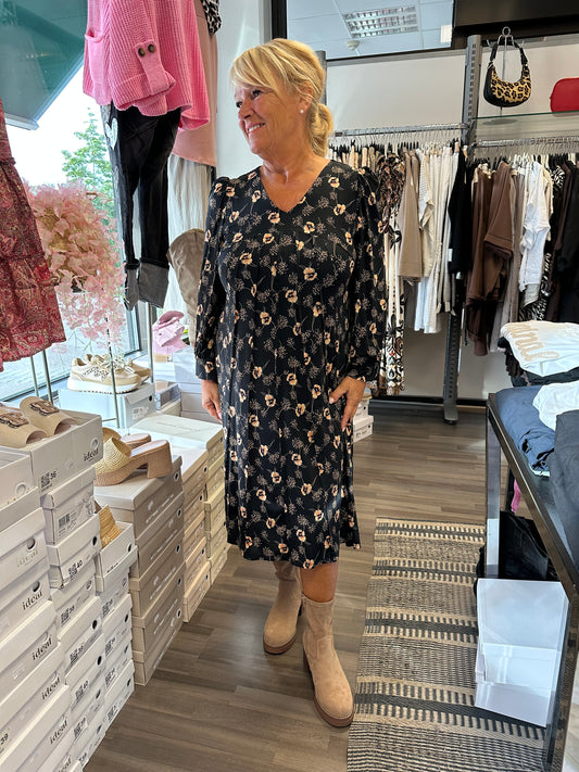 Liukaspintainen mekko Lucy