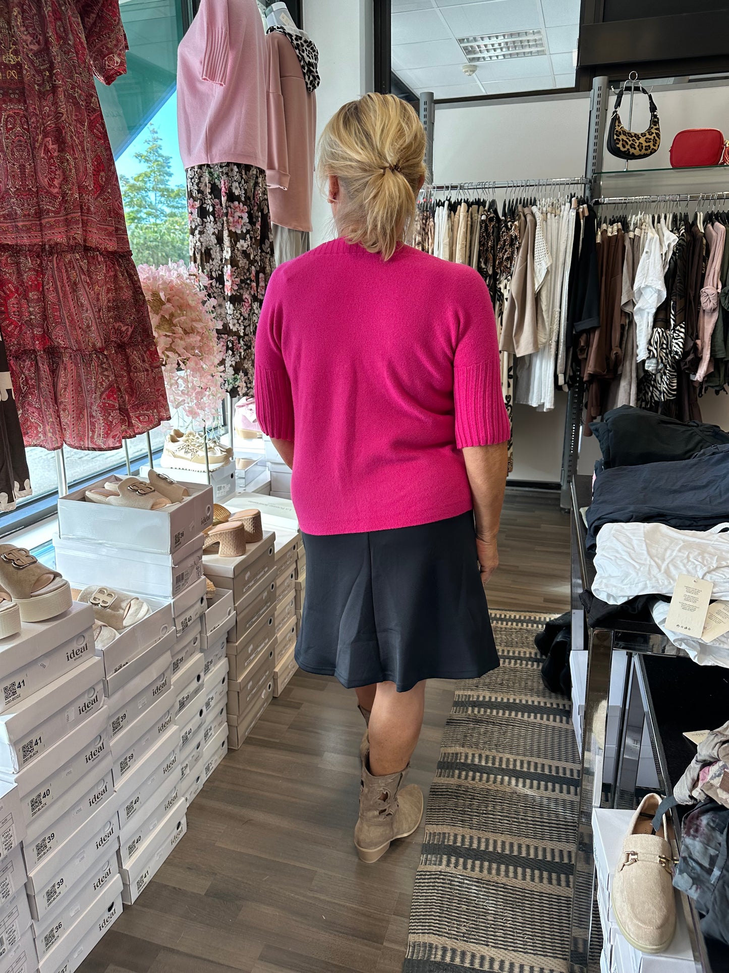 Lyhythihainen neule venepääntiellä fuksia