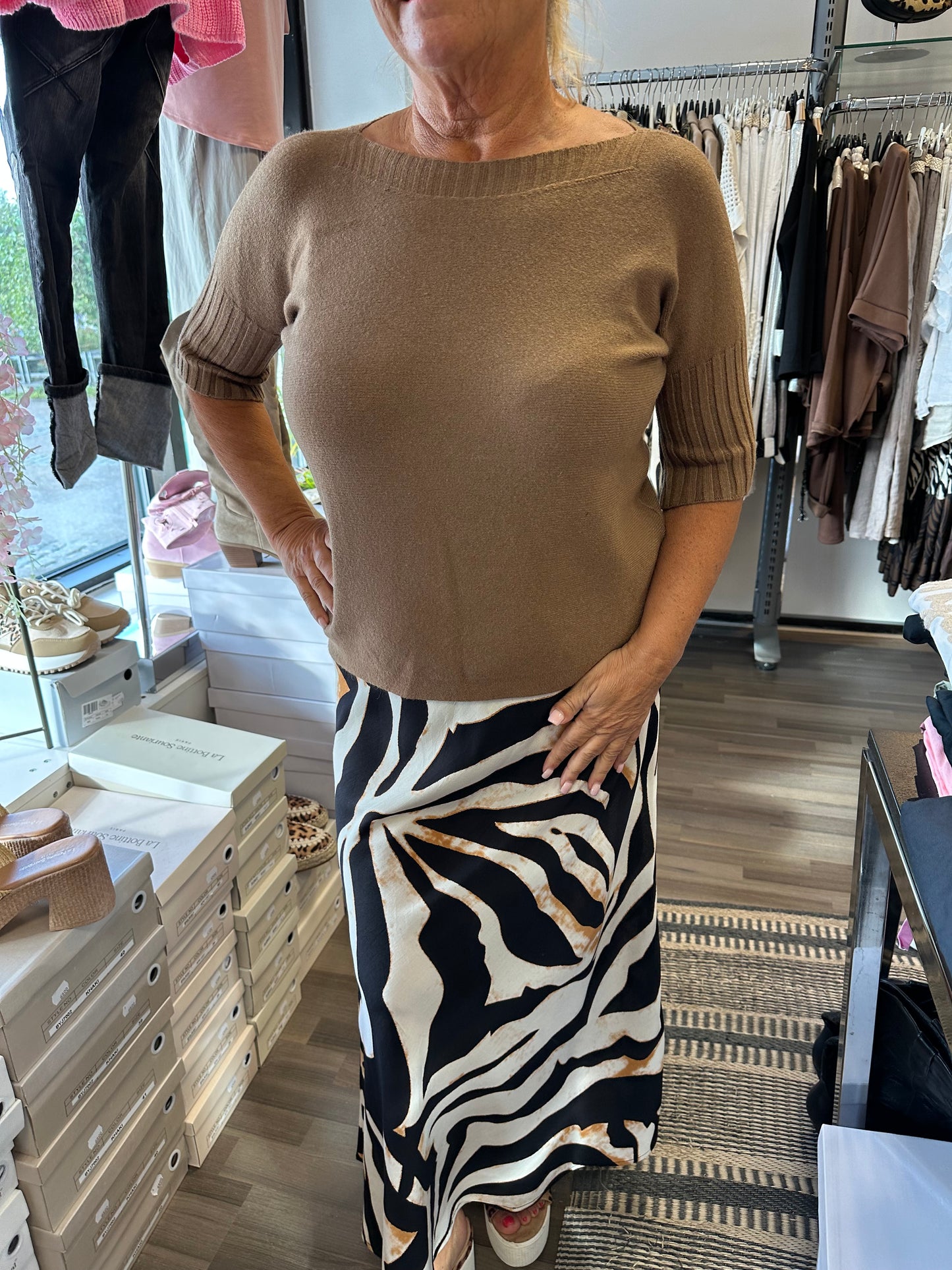 Lyhythihainen neule venepääntiellä kameli