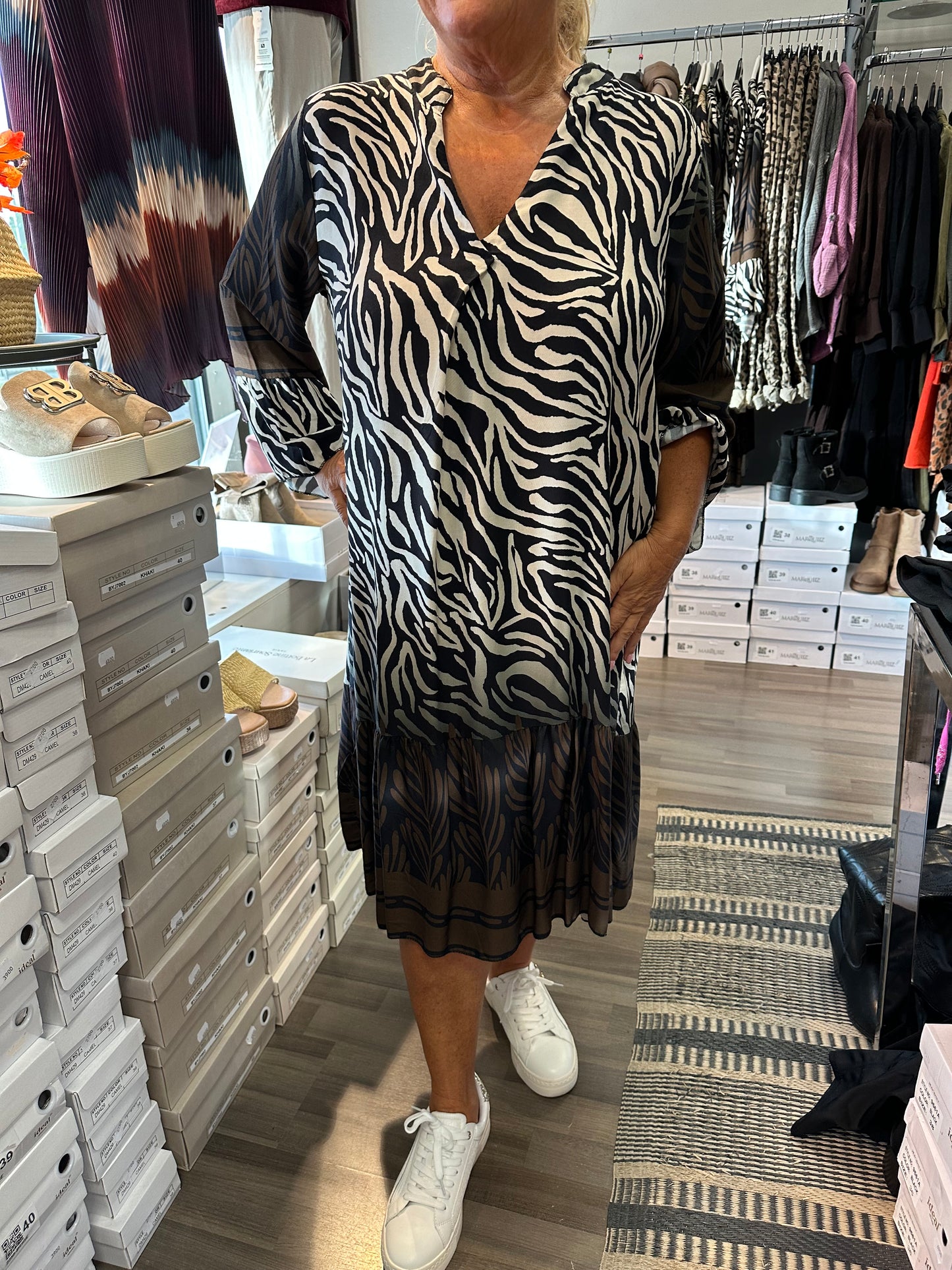 Plussize viskoosimekko seepra