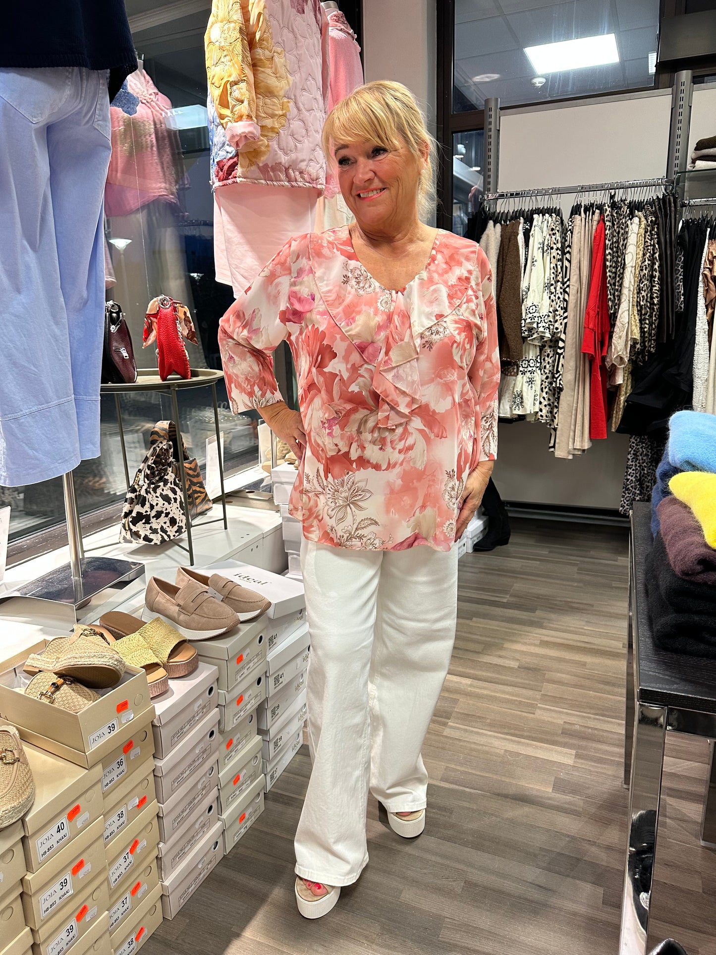 Reilumpi sifonkikukkapusero (4 väriä)