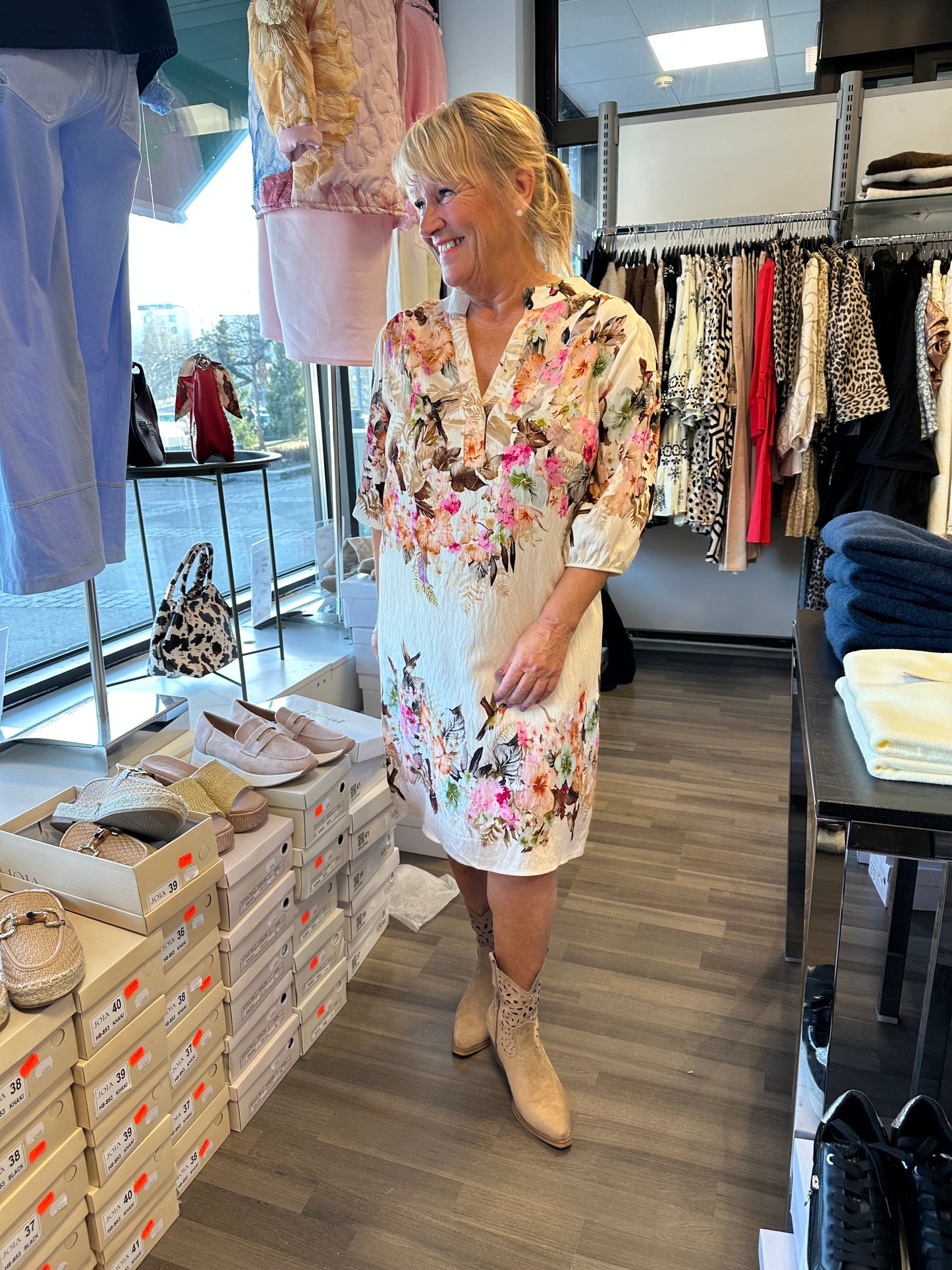 Polvipituinen kuosimekko Camel