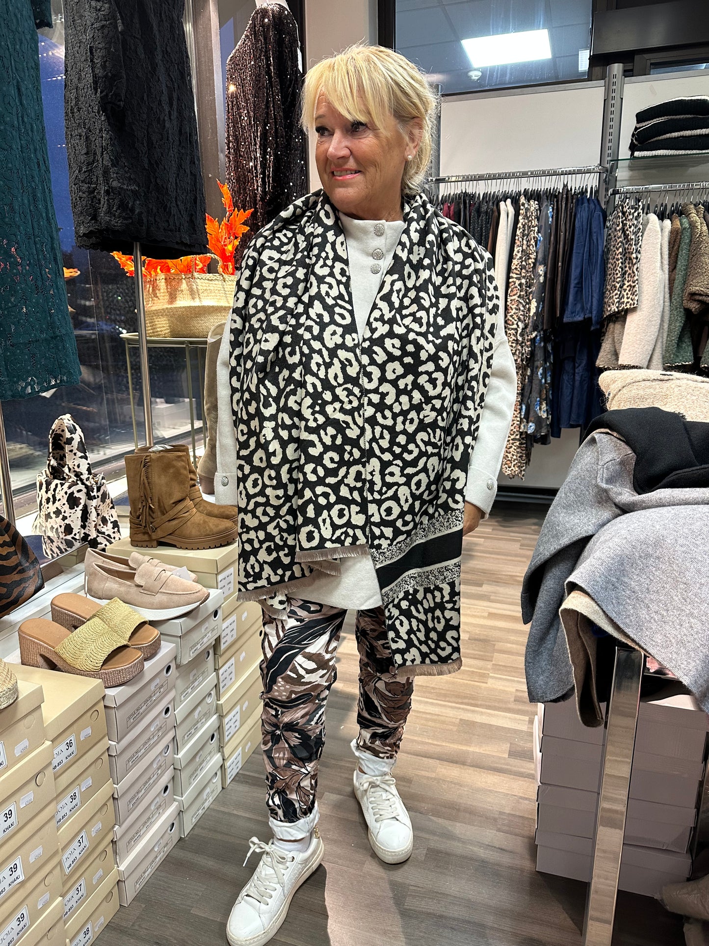 Kaulahuivi musta pantteri