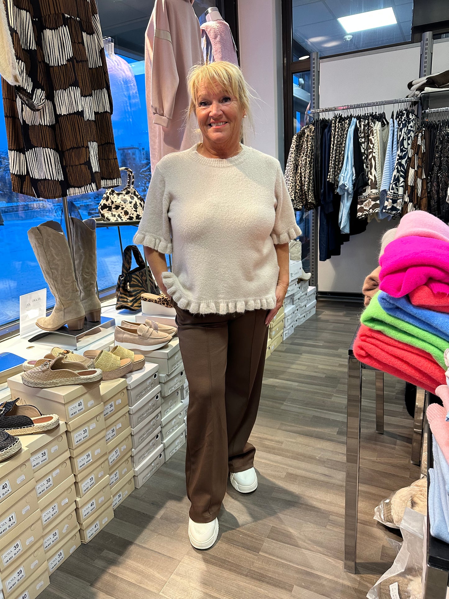 Neulepusero frillahelmalla beessi