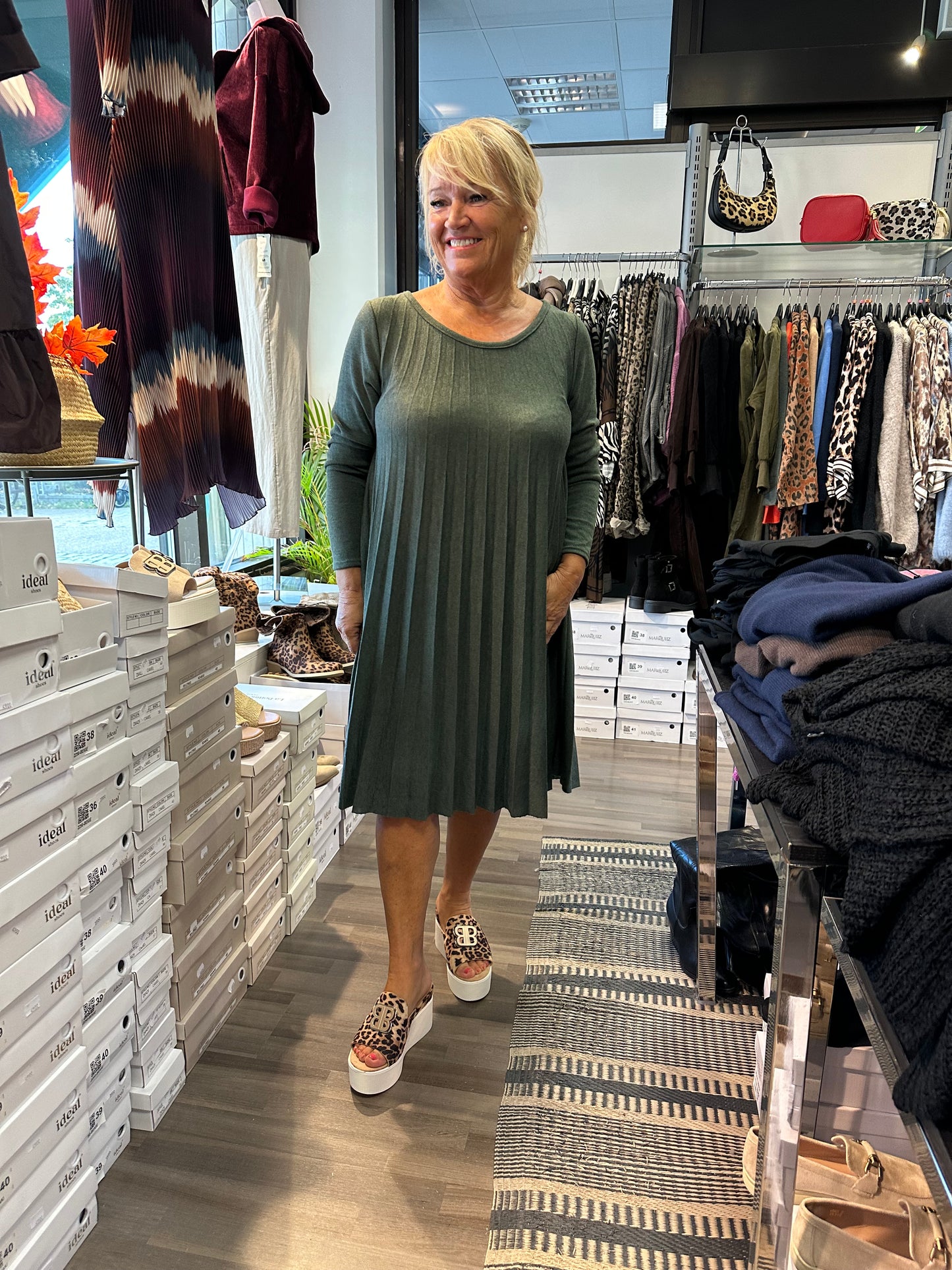 Pliseerattu neulemekko/tunika khaki