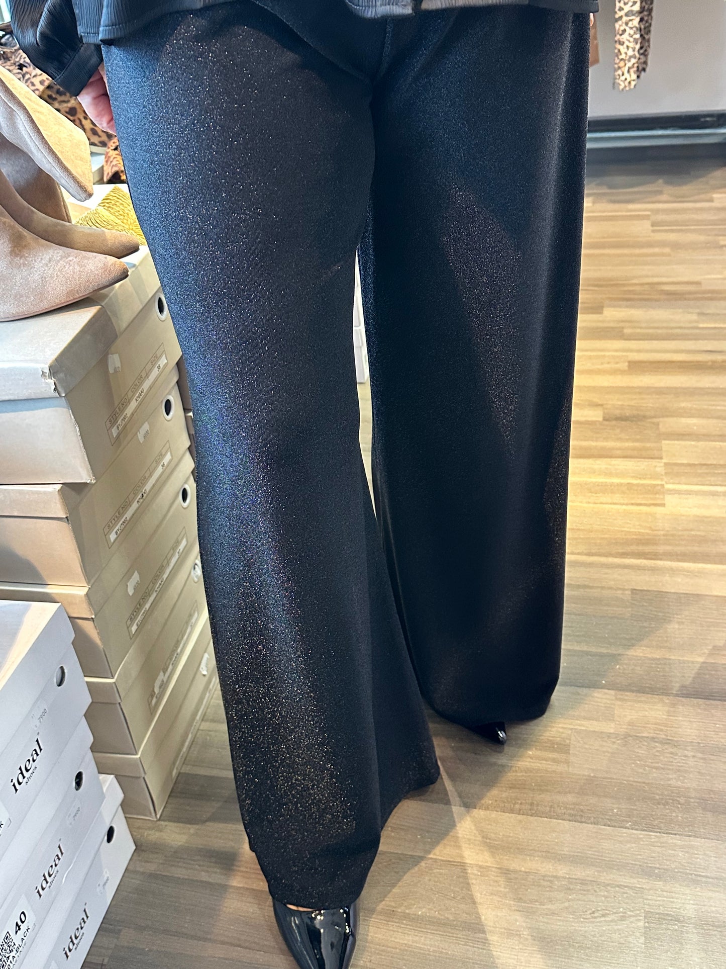 Leveälahkeiset kiiltävät lurex housut musta