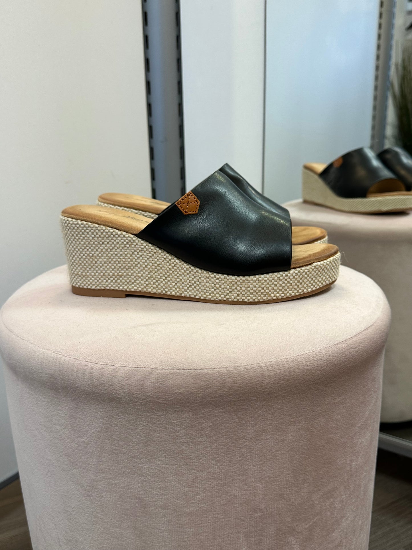 Kiilakorkoiset sandaalit