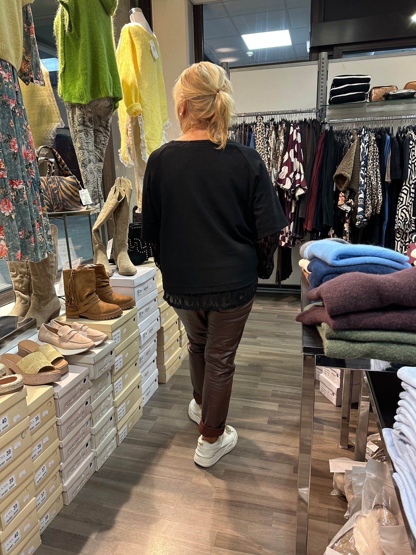 T-paita pitsihihoilla ja helmalla musta