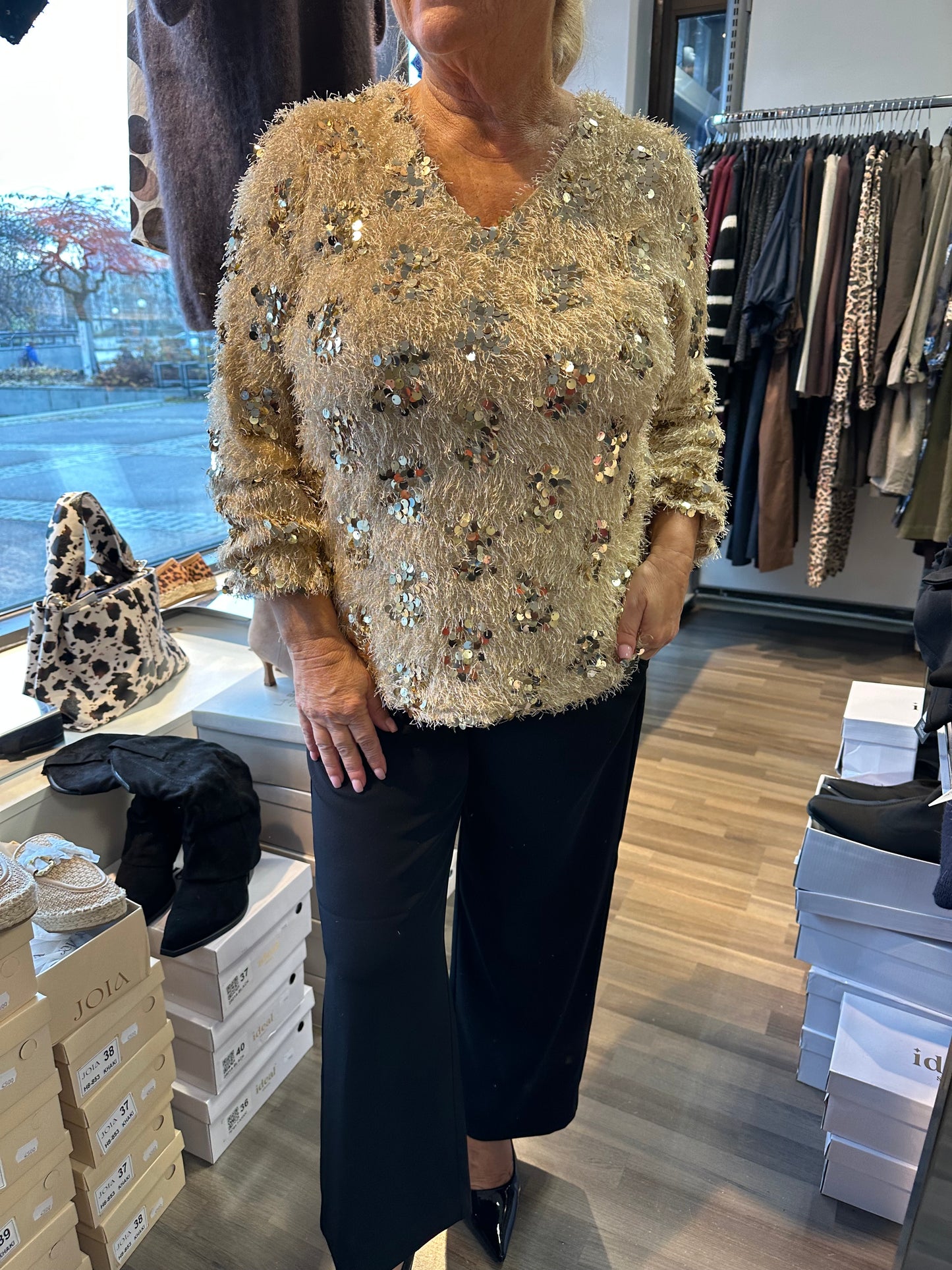 Paljettinen höyhenpusero kulta