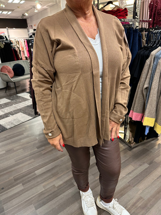 Neuletakki helmikoristeella kameli