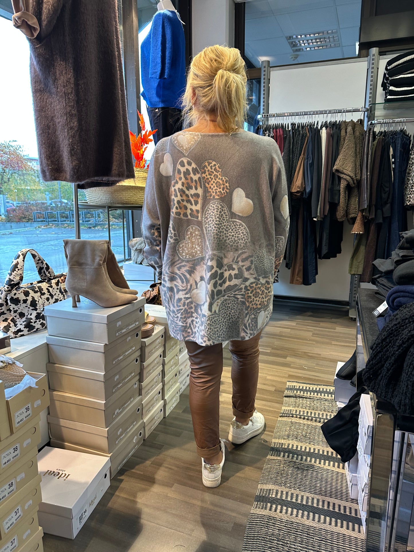 Kuosillinen plussize neule taupe