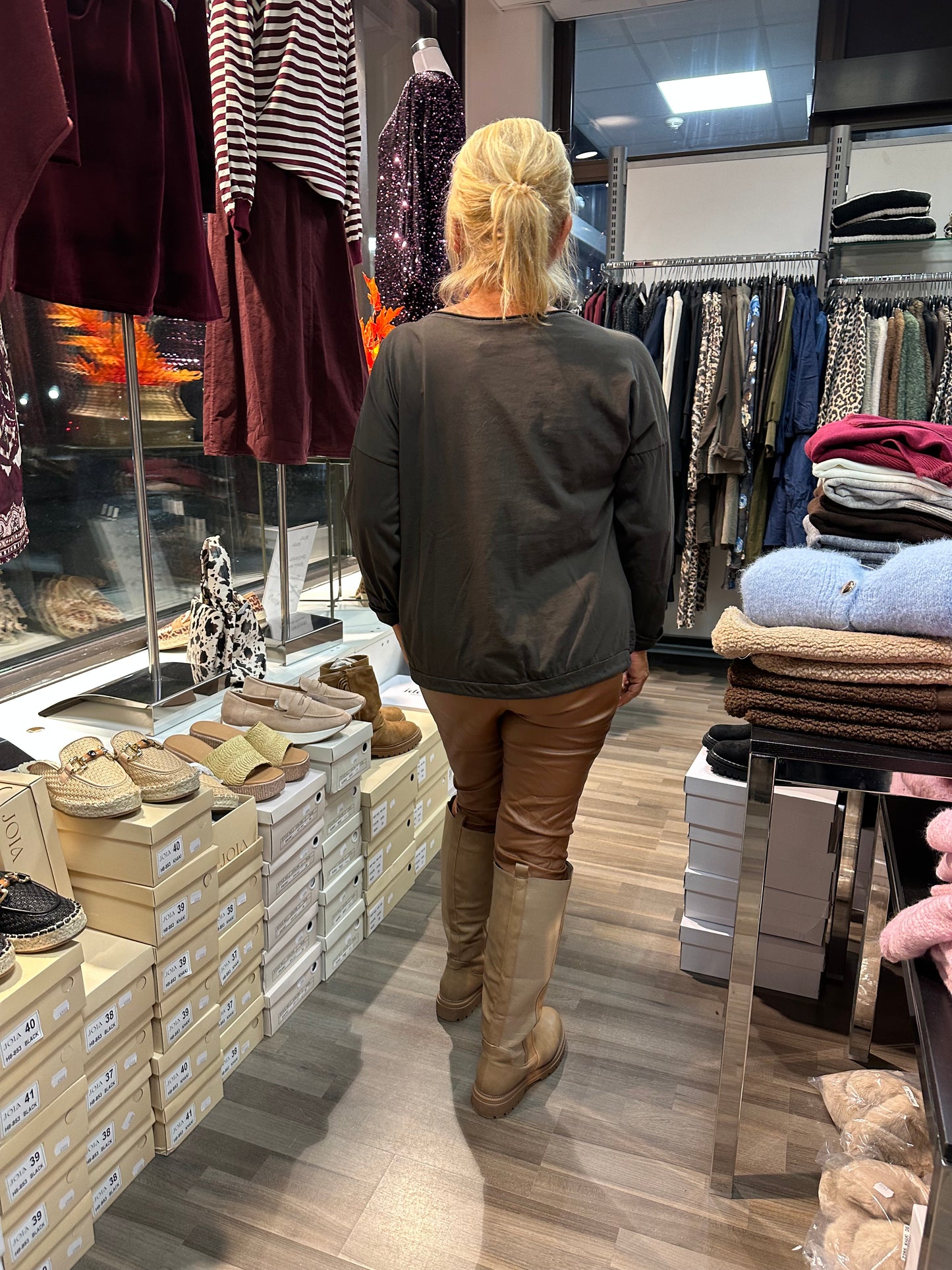 T-paita Everything Bling ruskea