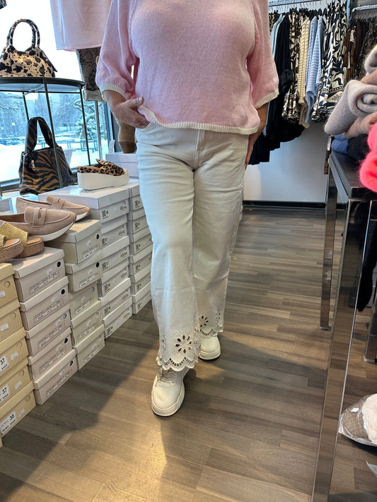 Leveälahkeinen farkku brodeeratuilla lahkeilla vaalea beessi