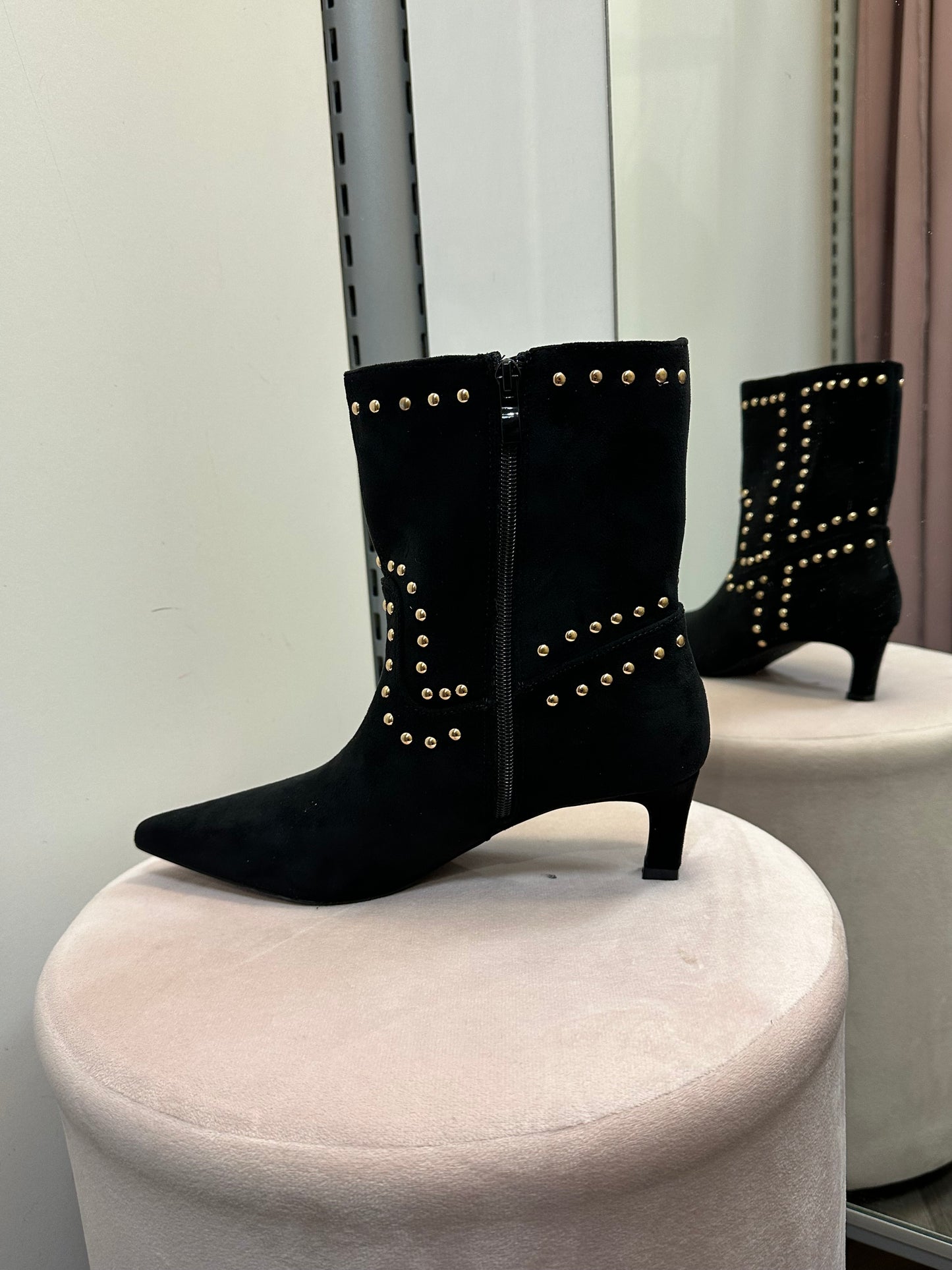 Nilkkurit niittikoristeilla