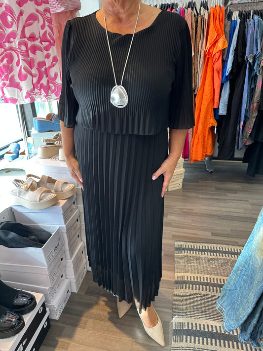 Midimittainen pliseemekko musta