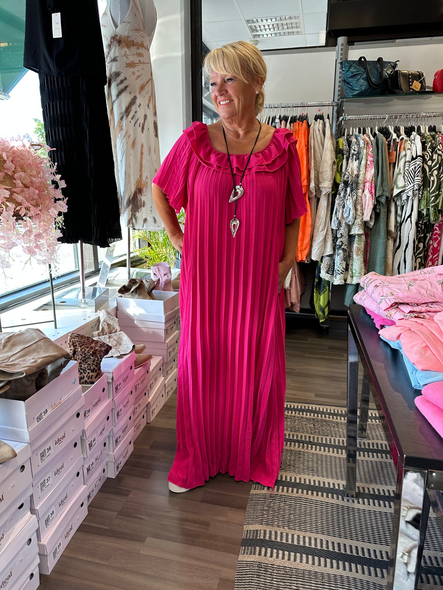 Plussize pliseerattu mekko fuksia