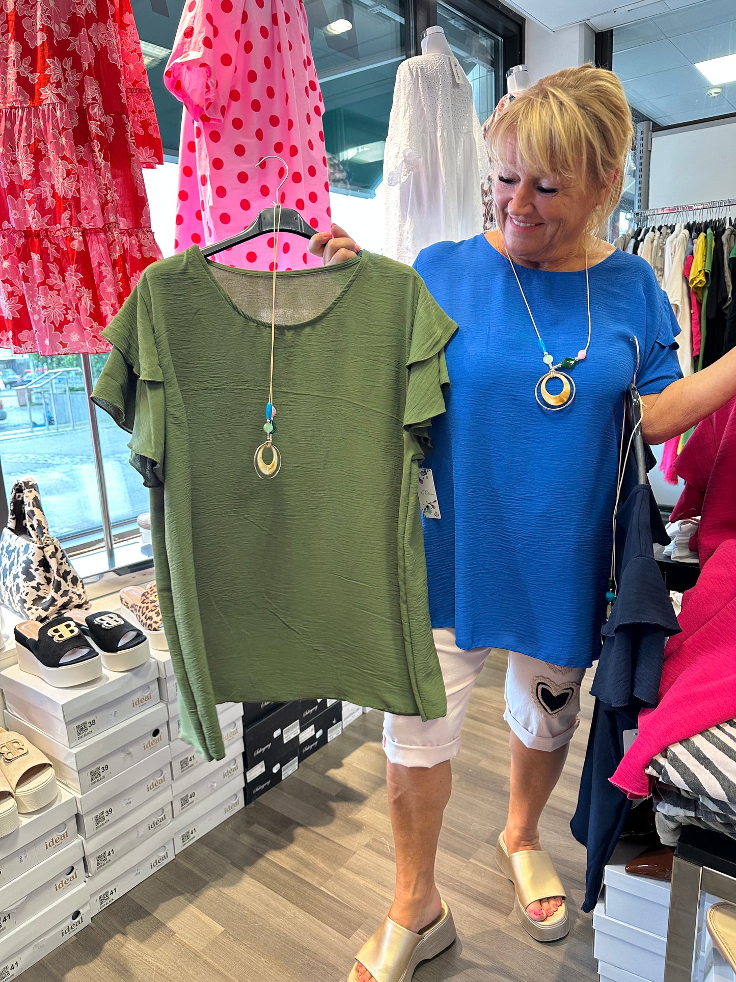 Plussize pusero röyhelöhihoilla (4 väriä)