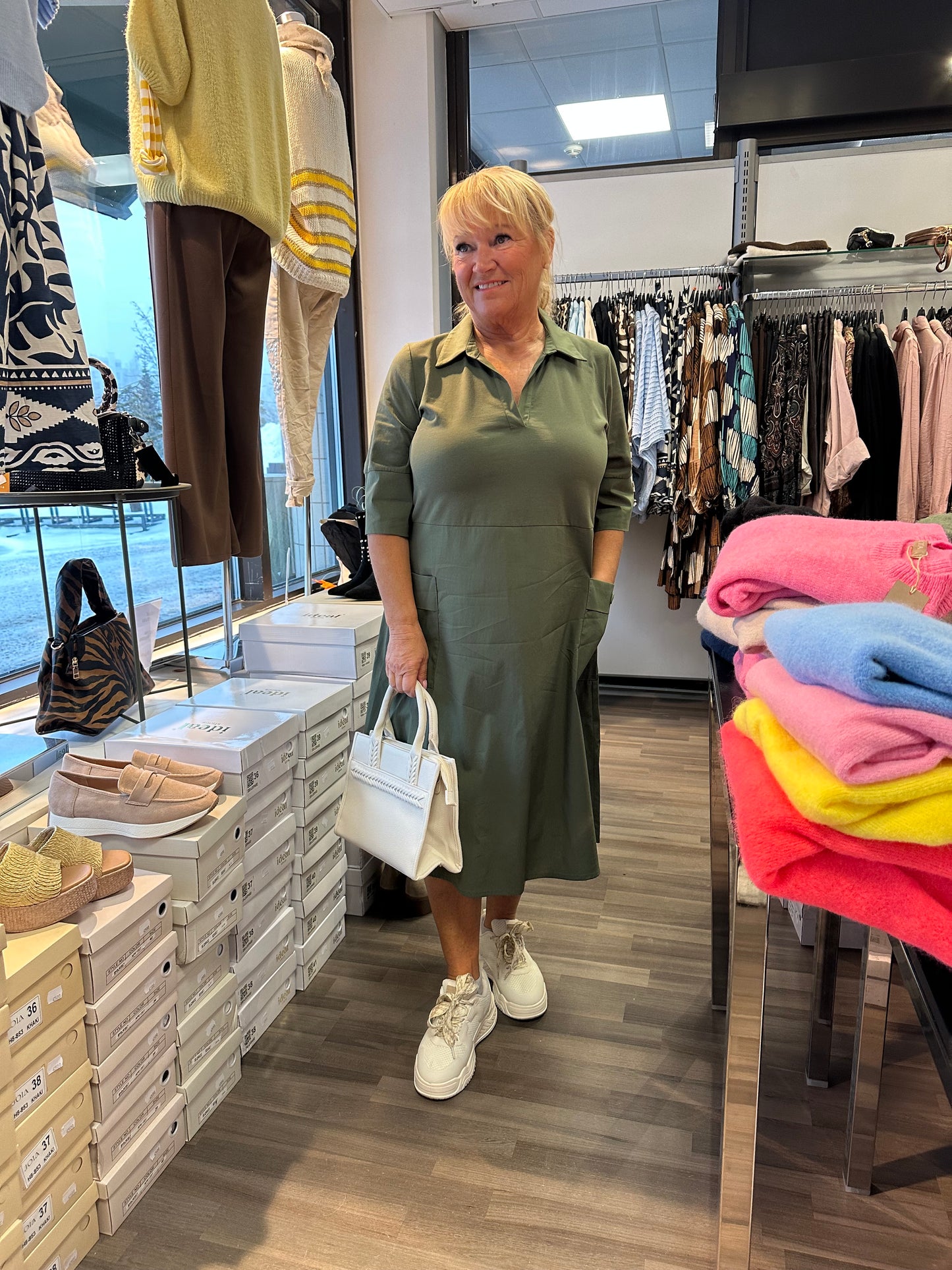 Puuvillamekko trikoisella yläosalla khaki