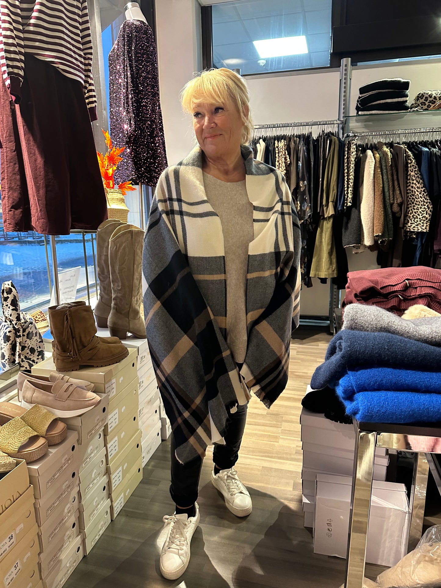 Ruutu kaulahuivi musta