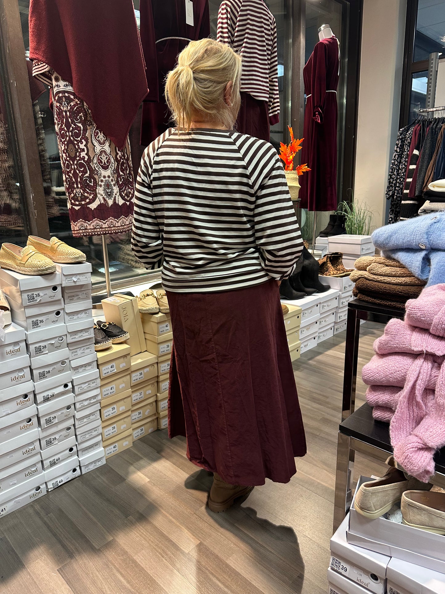 Raidallinen collegepusero ruskea