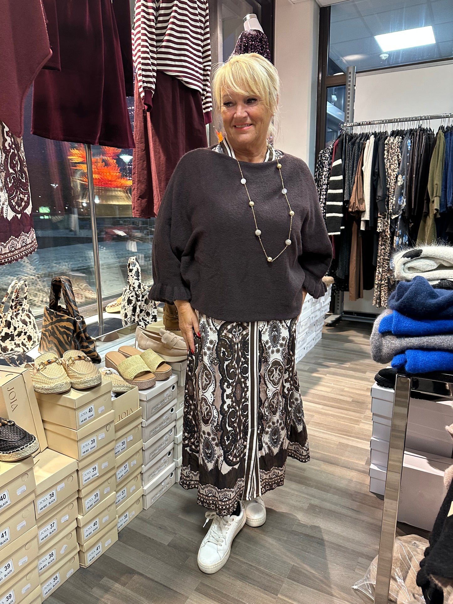 Neule frillahihoilla ruskea