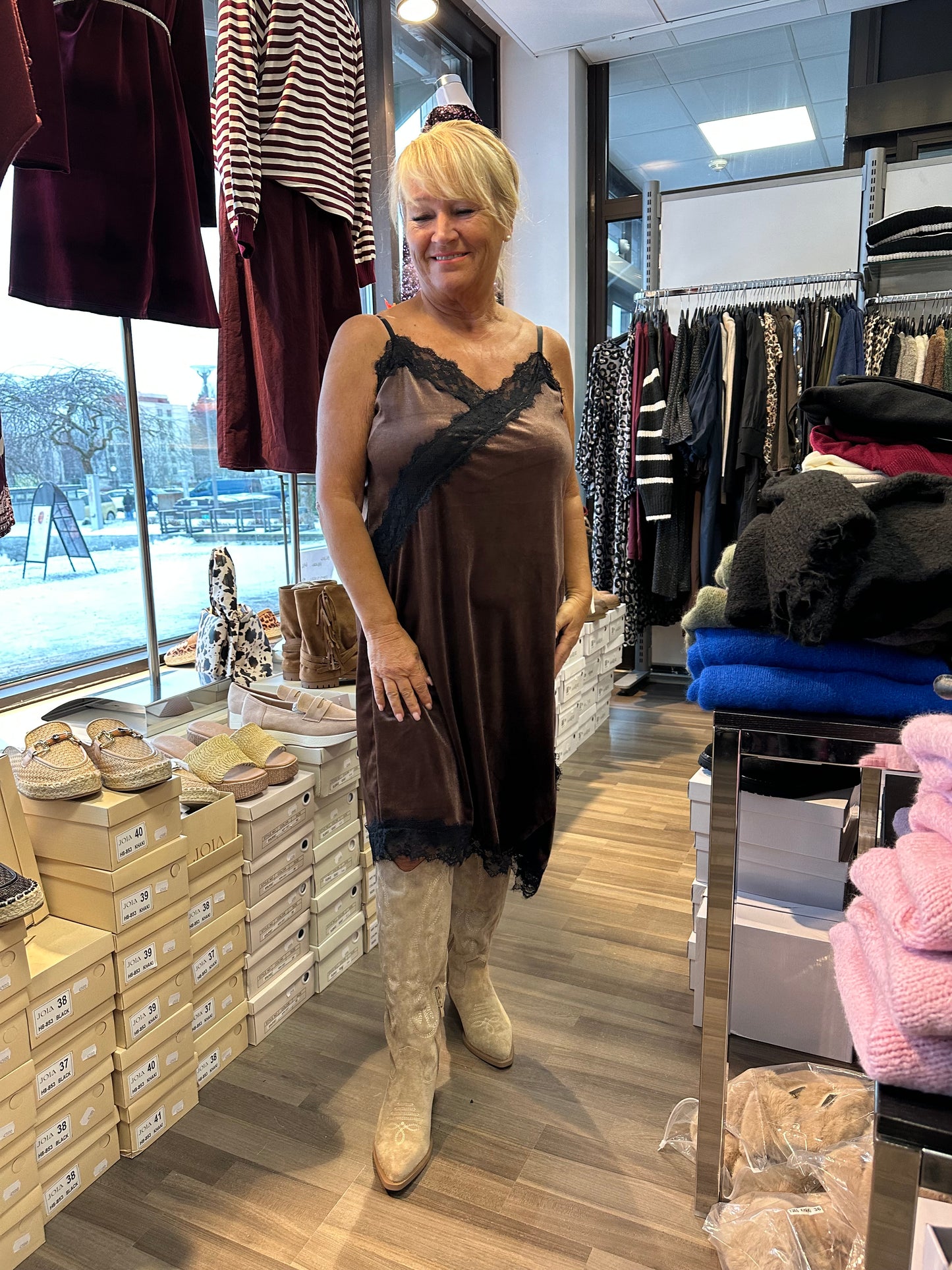 Samettimekko pitsikoristeilla ruskea