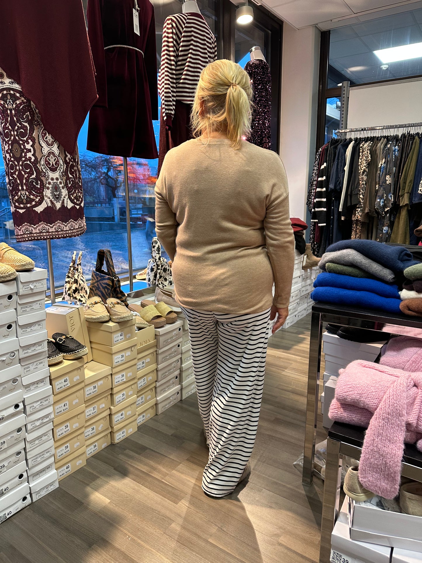 Lämmin pusero LoVE beessi