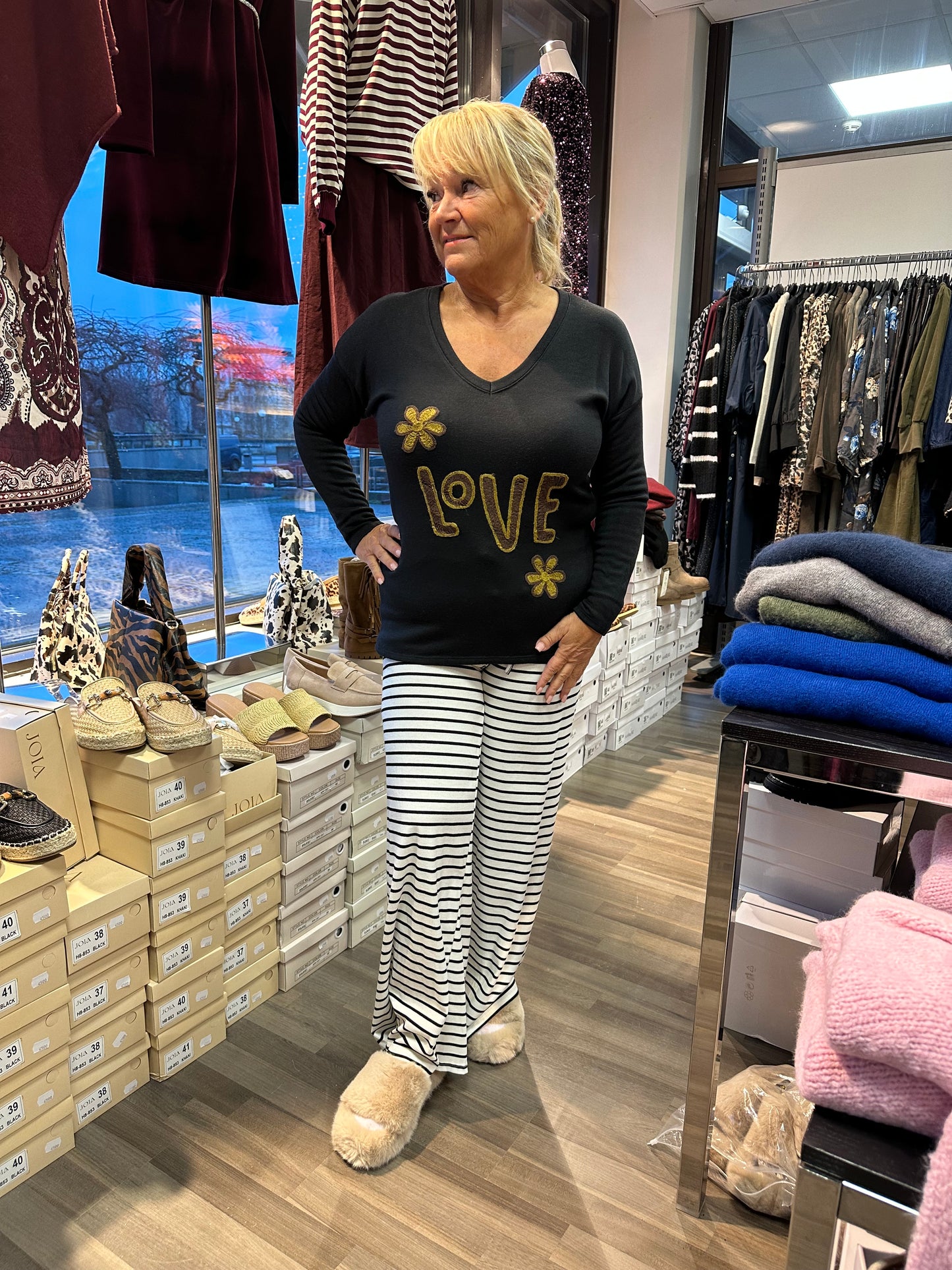 Lämmin pusero LoVE musta