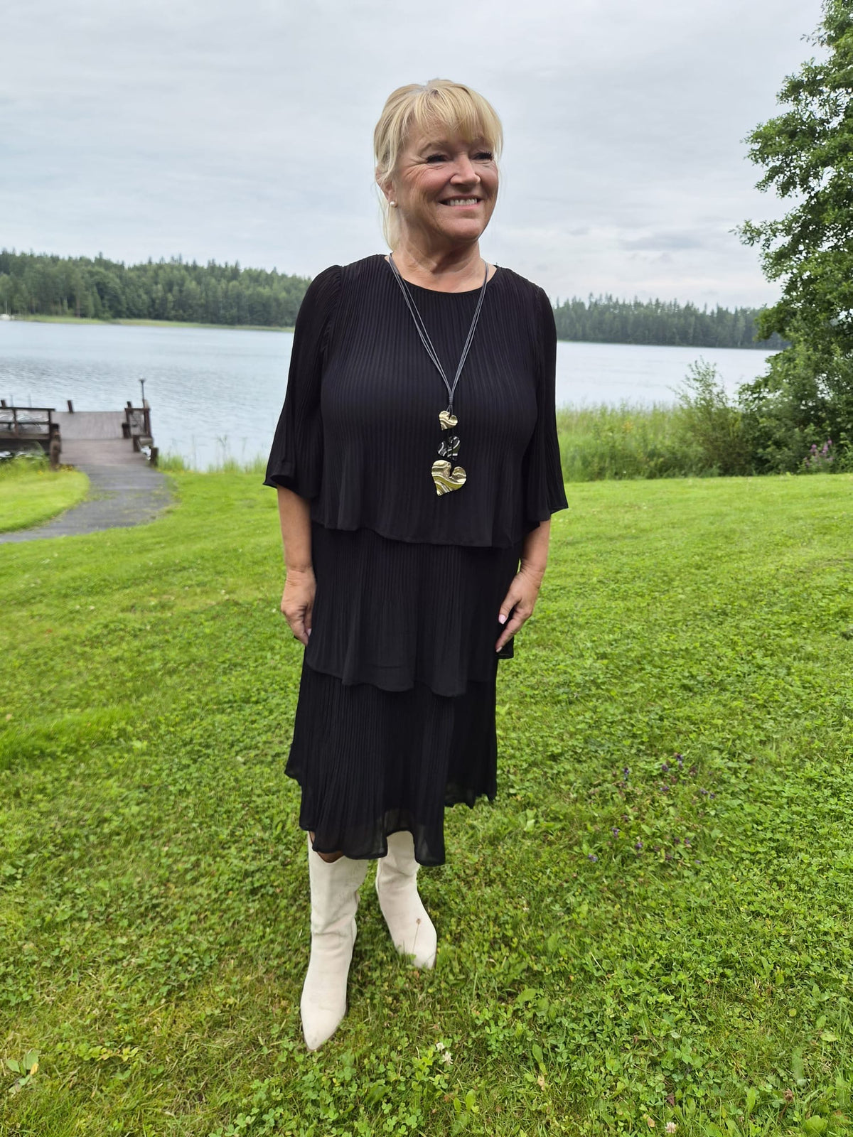Pliseerattu kerrosmekko Calindra Black