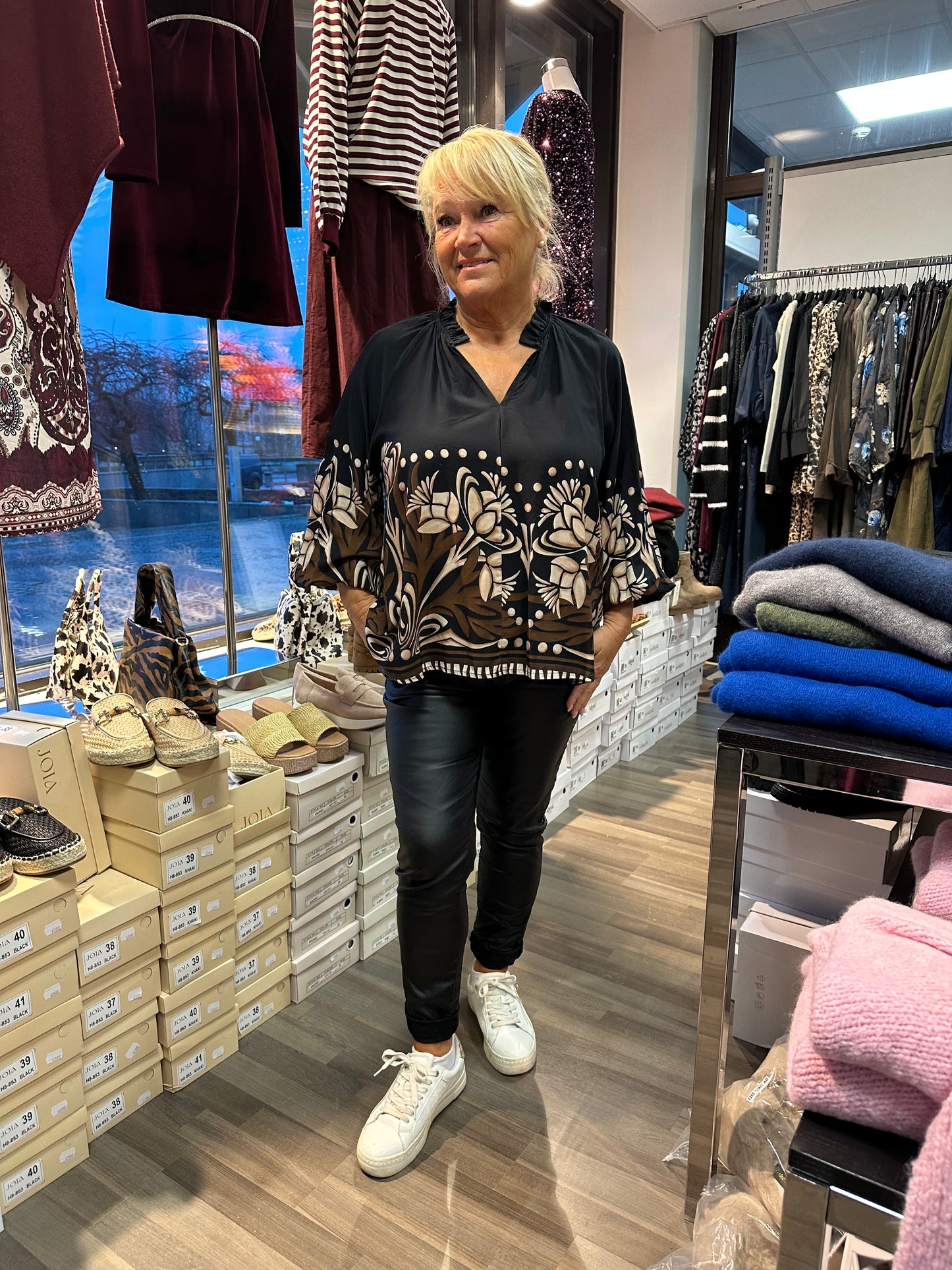 Viskoosipusero Octavia musta