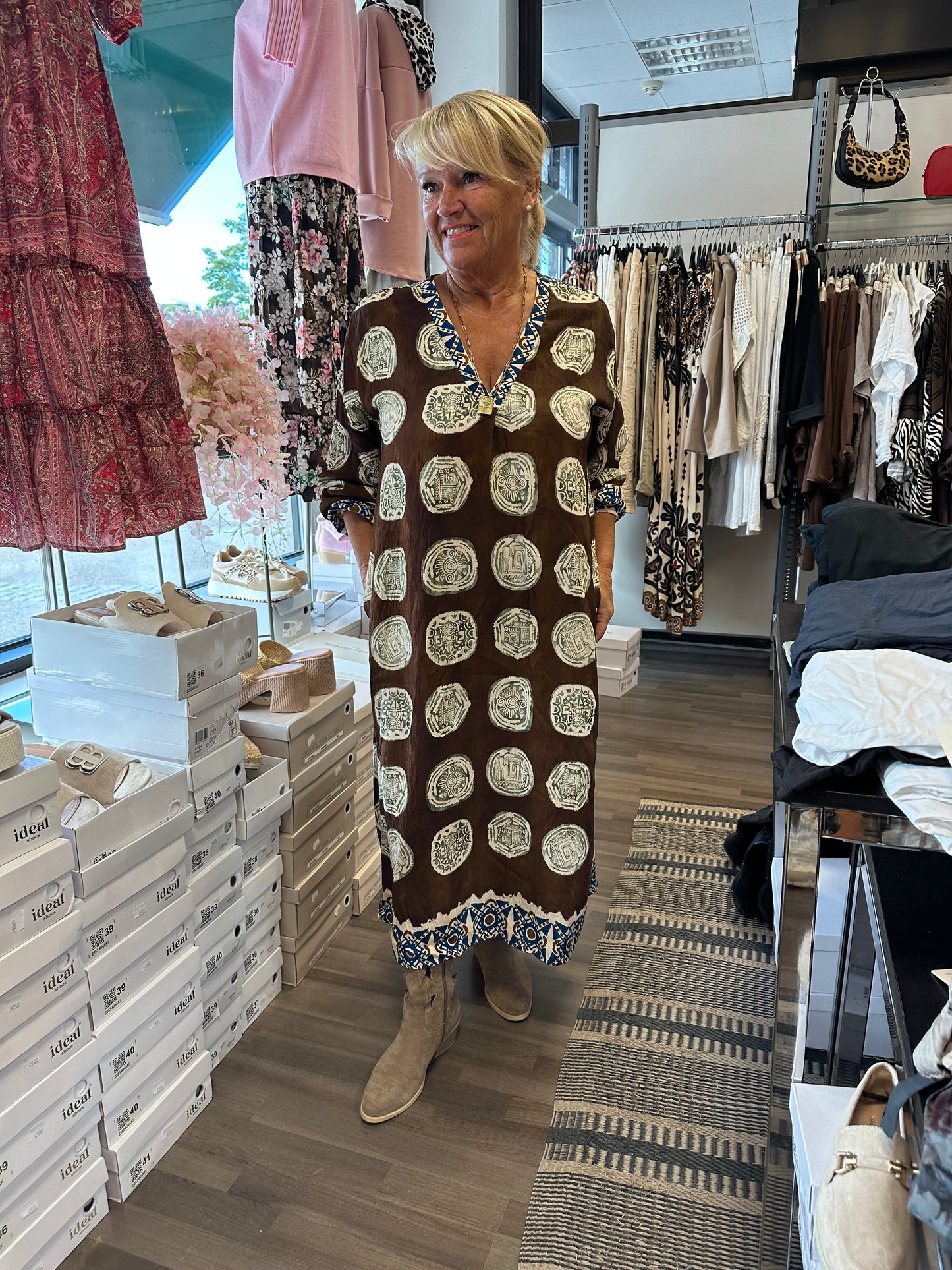 Kuviollinen viskoosimekko ruskea