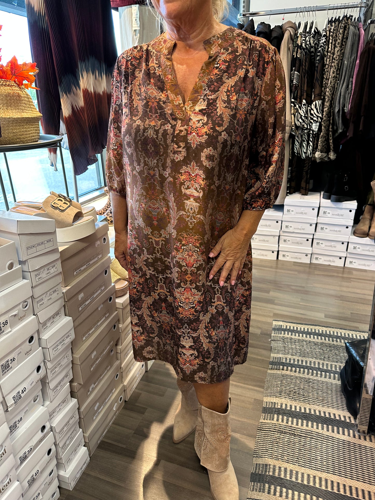 Kuviollinen mekko konjakki