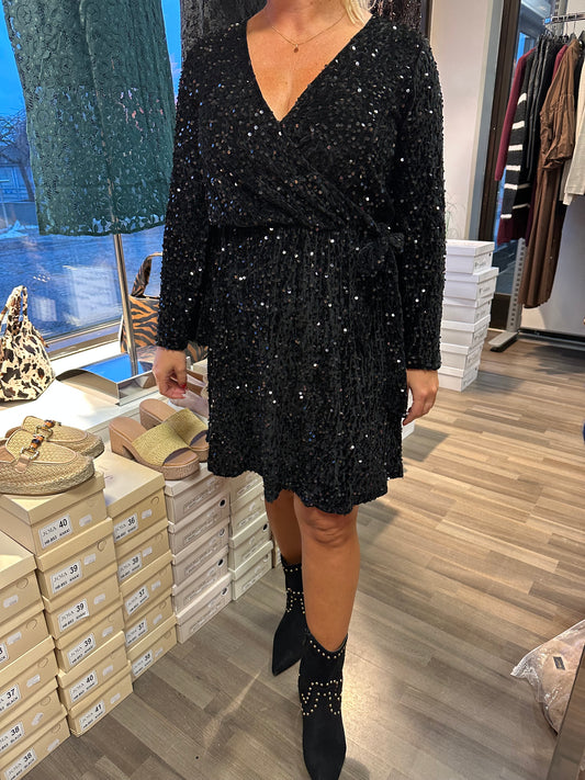 Kietaisumallinen paljettimekko