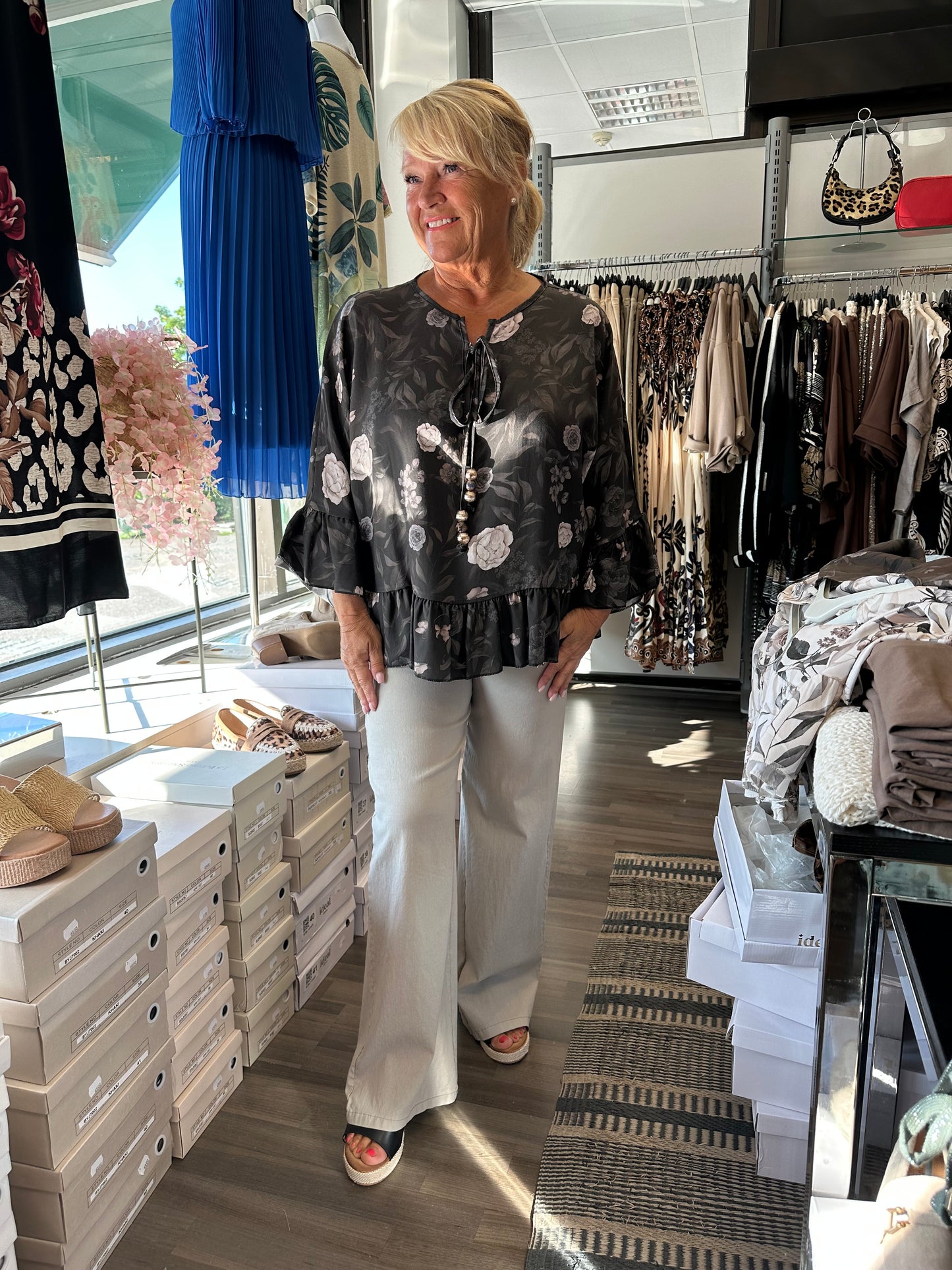 Leveälahkeiset stretch housut beessi