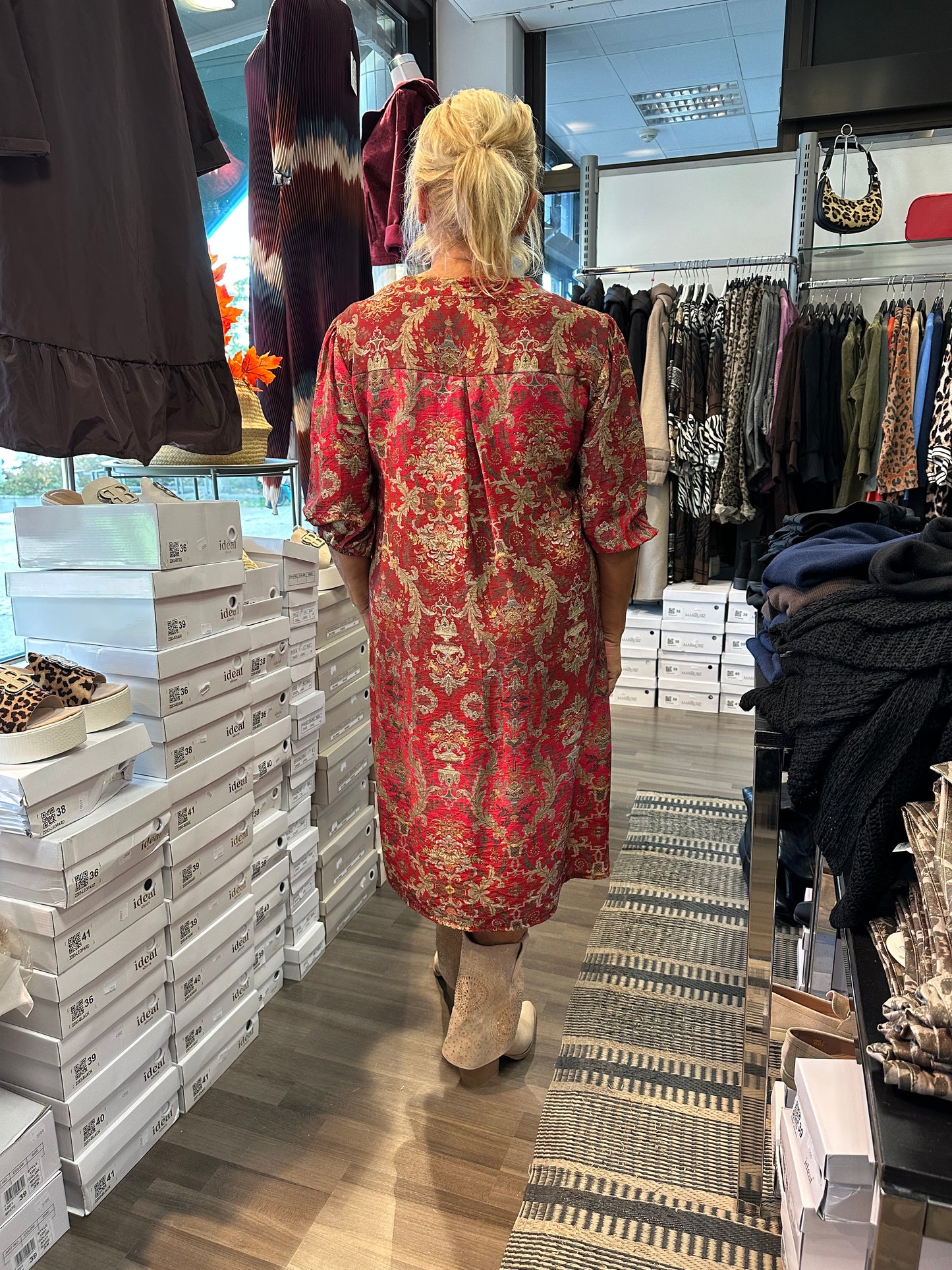 Kuviollinen mekko punainen