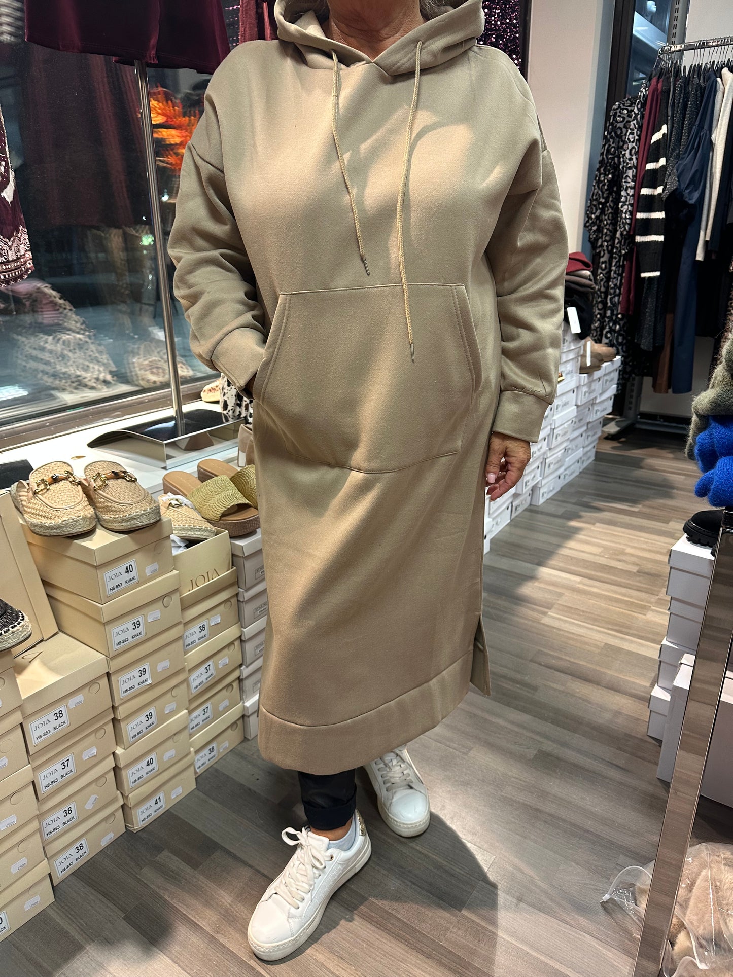 Pitkä hupparimekko kameli