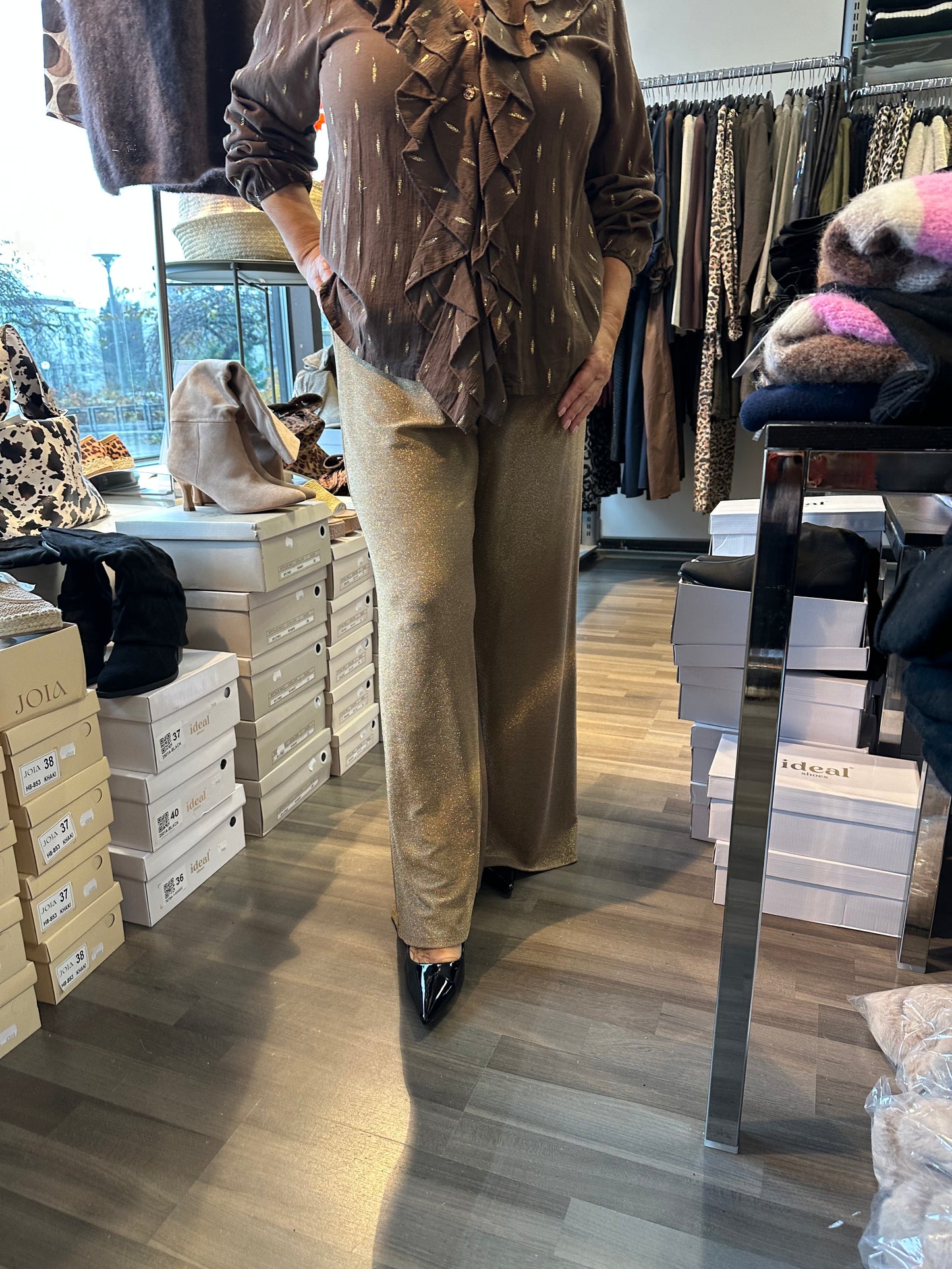 Leveälahkeiset kiiltävät lurex housut kulta