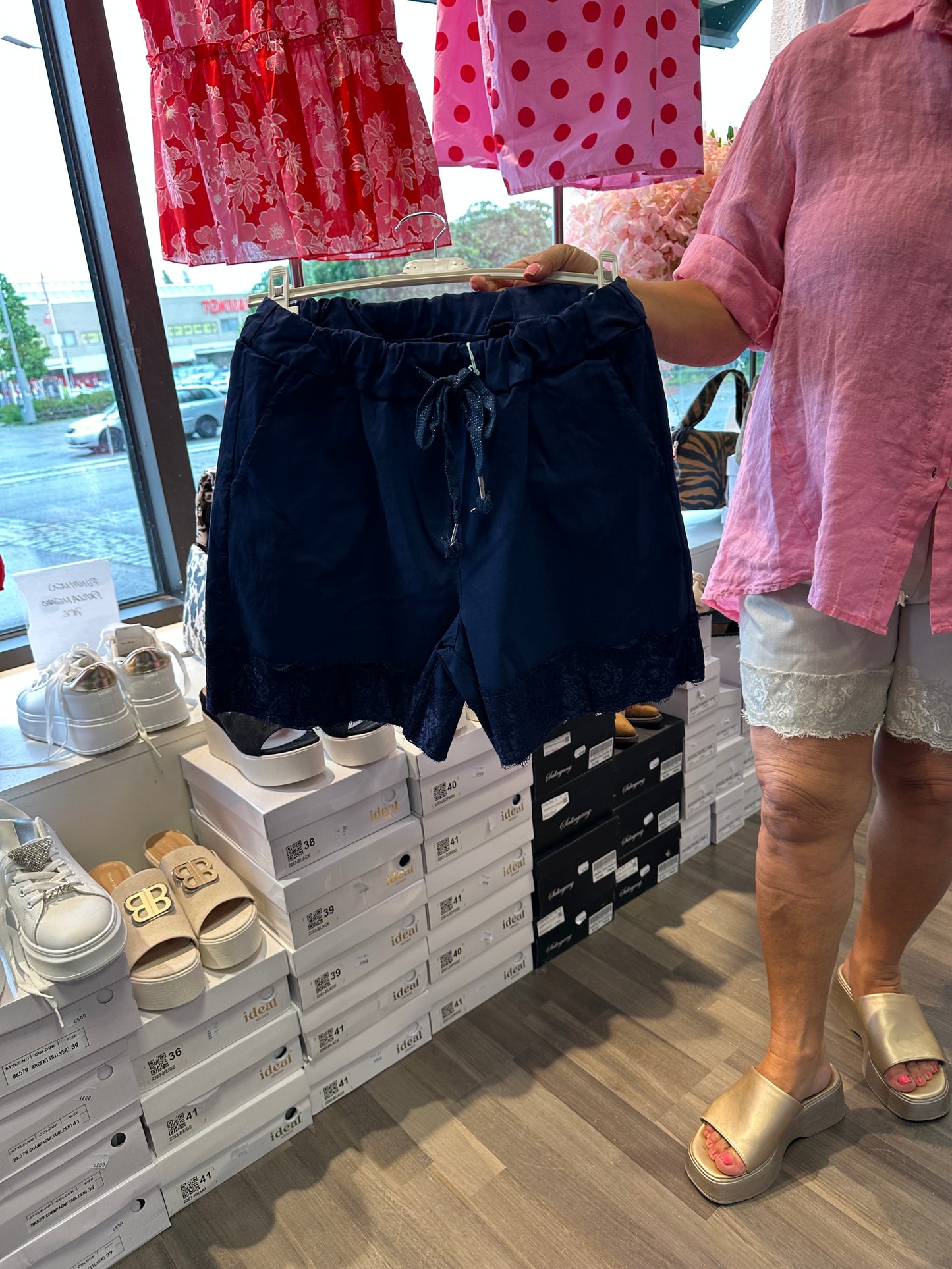 Stretch shortsit pitsikoristeilla (3 väriä)