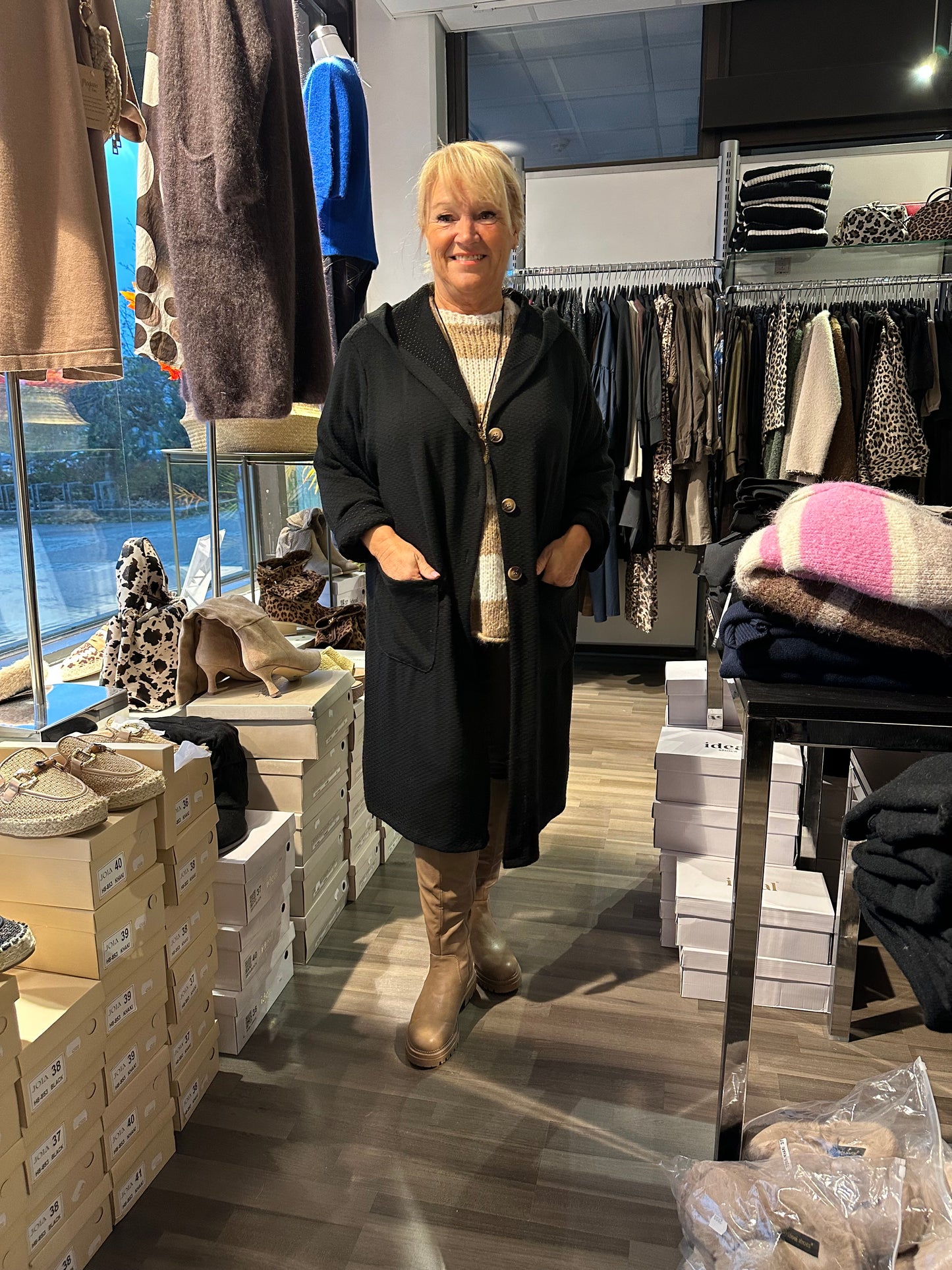 Plussize neulosjakku musta