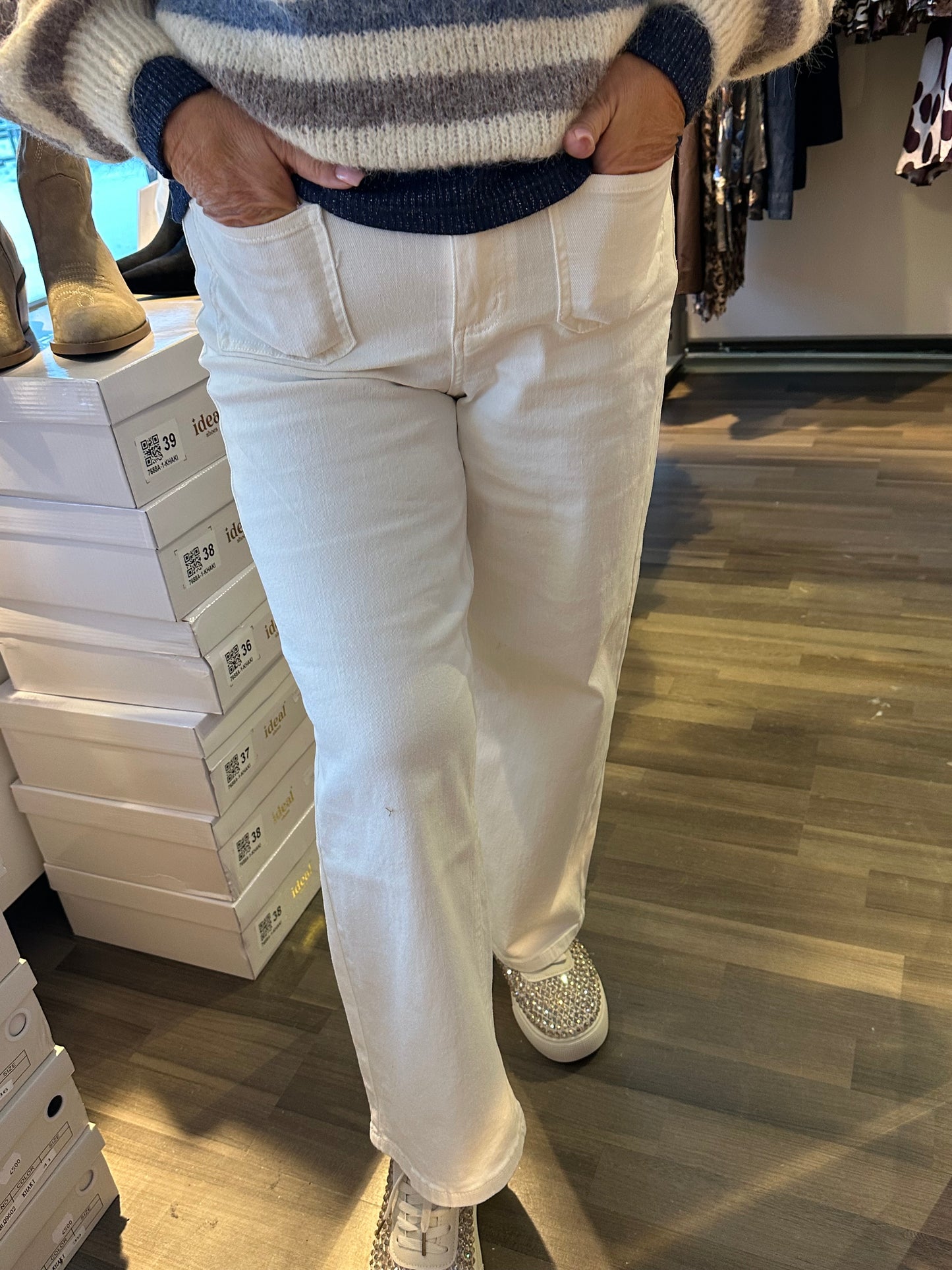 Nilkkapituiset leveälahkeiset farkut valkoinen